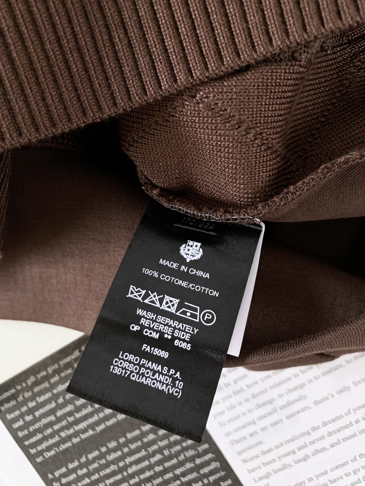 
LoroPiana L.P FW早秋新品
假两件休闲套头卫衣
菱格绞花拼接设计，复古与精致并存
V 型