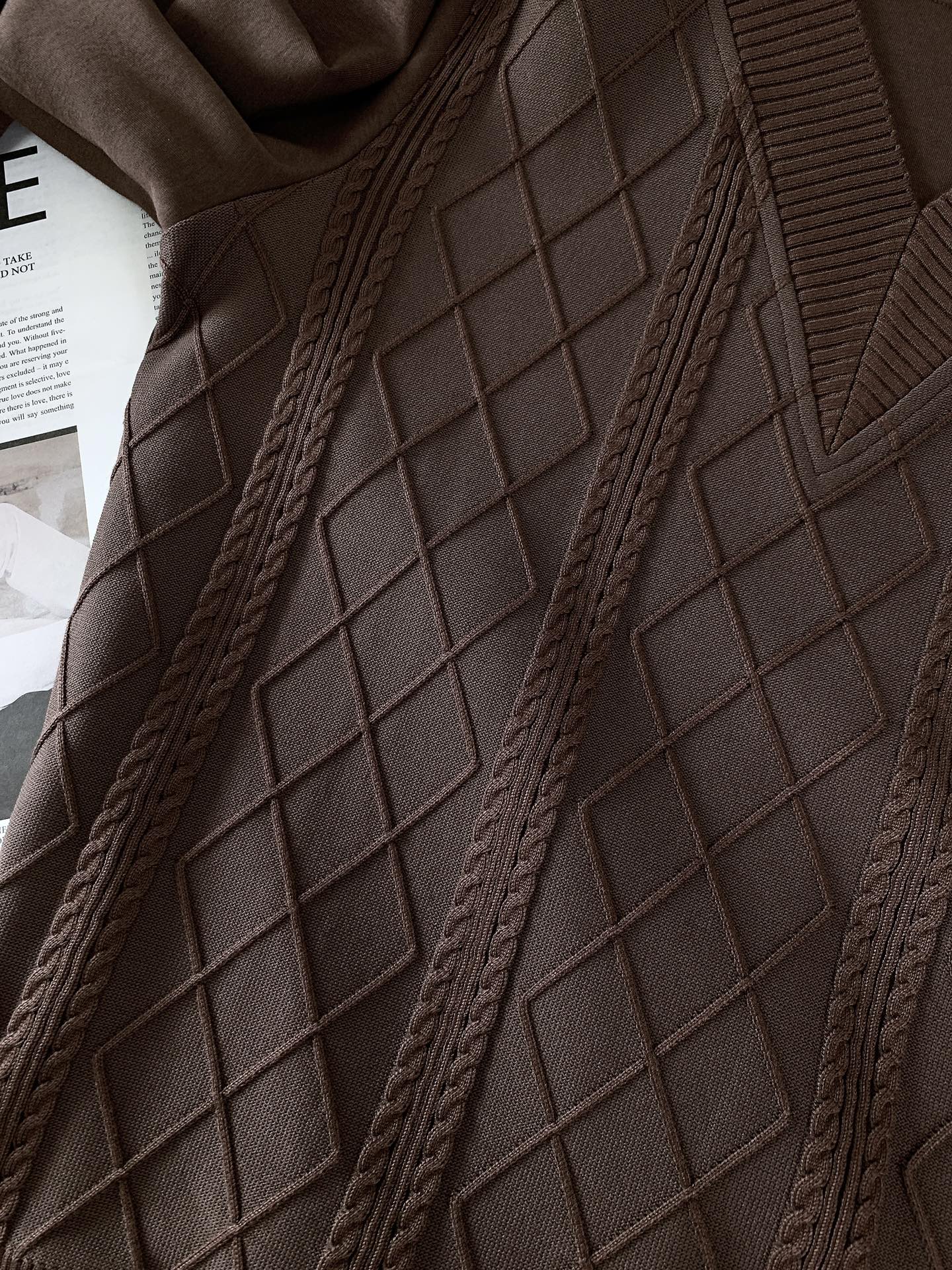 
LoroPiana L.P FW早秋新品
假两件休闲套头卫衣
菱格绞花拼接设计，复古与精致并存
V 型