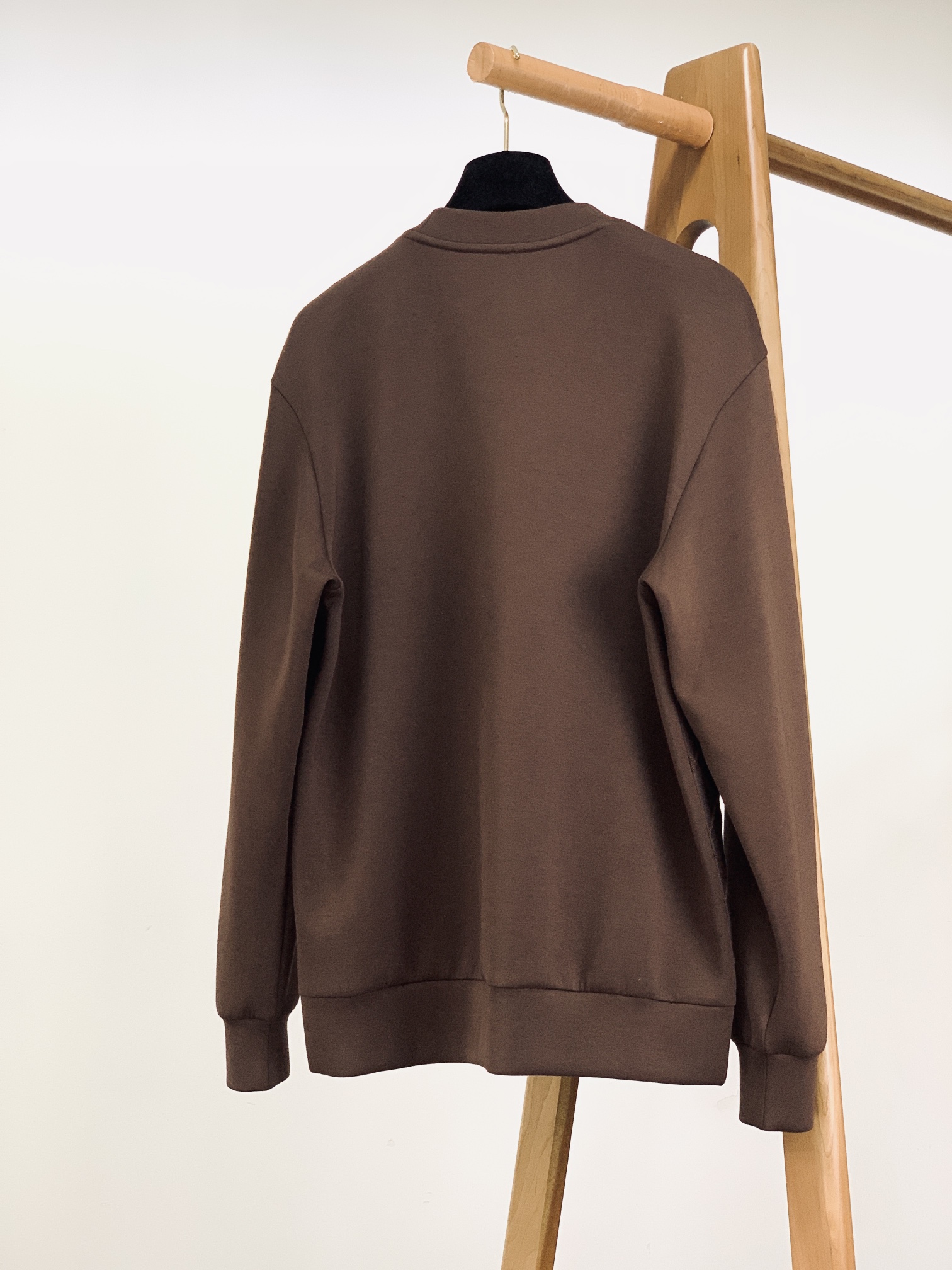 
LoroPiana L.P FW早秋新品
假两件休闲套头卫衣
菱格绞花拼接设计，复古与精致并存
V 型