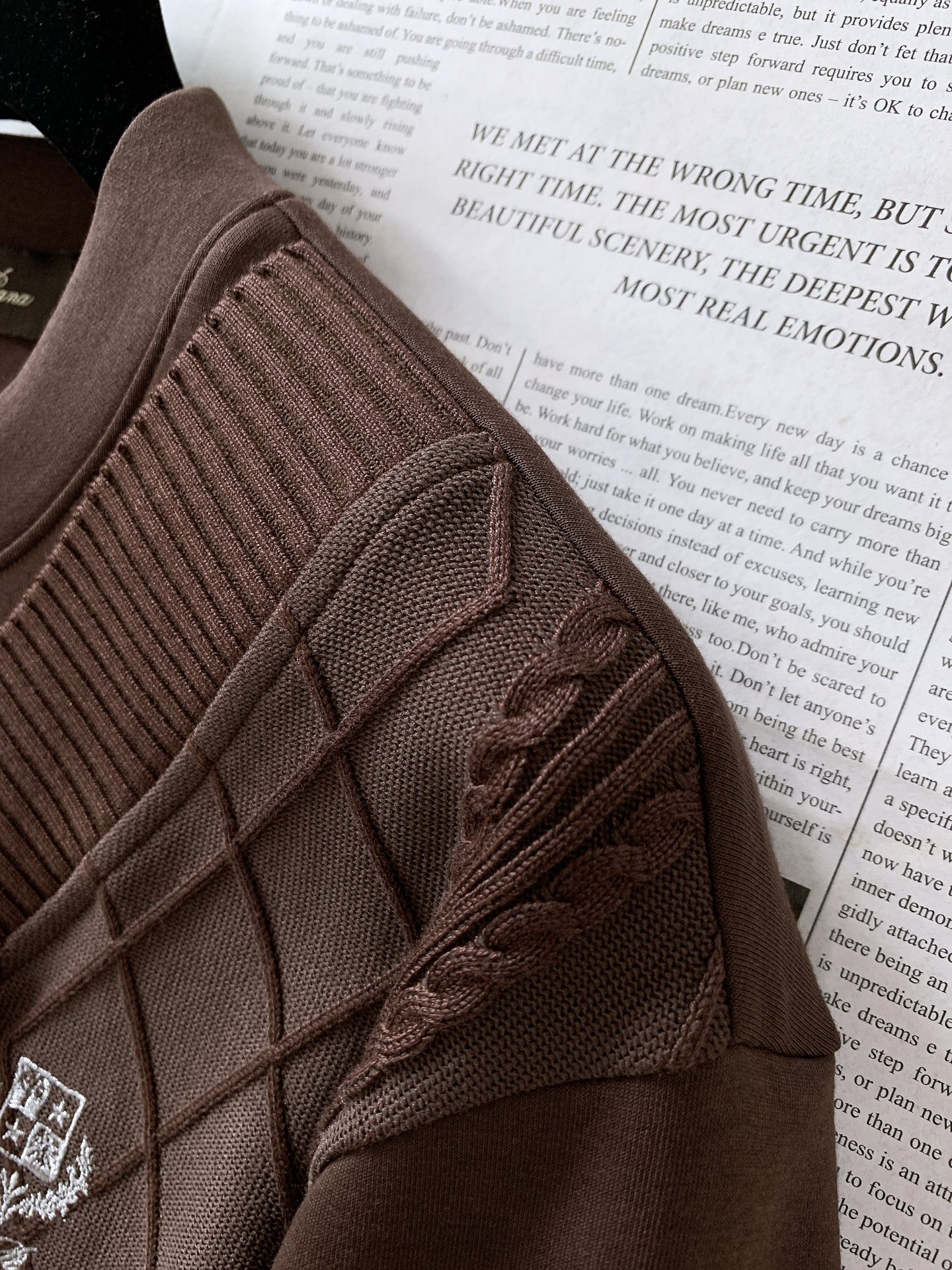 
LoroPiana L.P FW早秋新品
假两件休闲套头卫衣
菱格绞花拼接设计，复古与精致并存
V 型