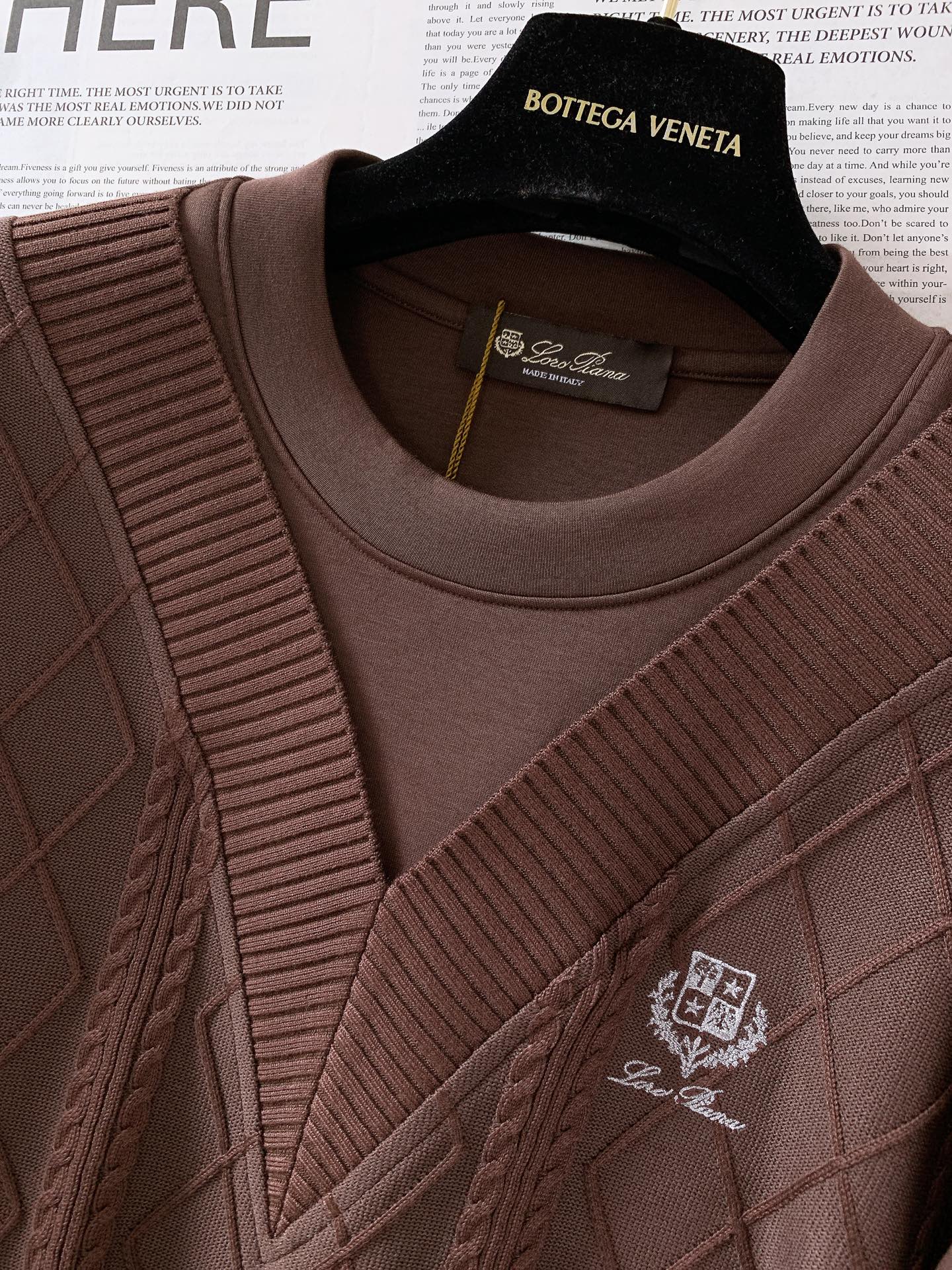 
LoroPiana L.P FW早秋新品
假两件休闲套头卫衣
菱格绞花拼接设计，复古与精致并存
V 型