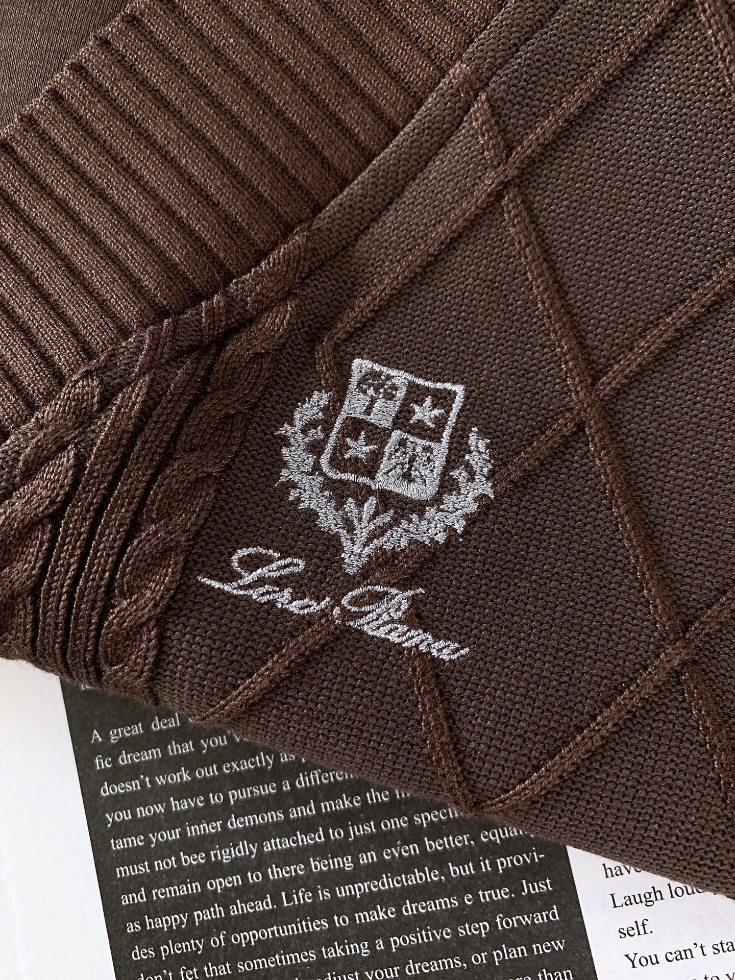 
LoroPiana L.P FW早秋新品
假两件休闲套头卫衣
菱格绞花拼接设计，复古与精致并存
V 型