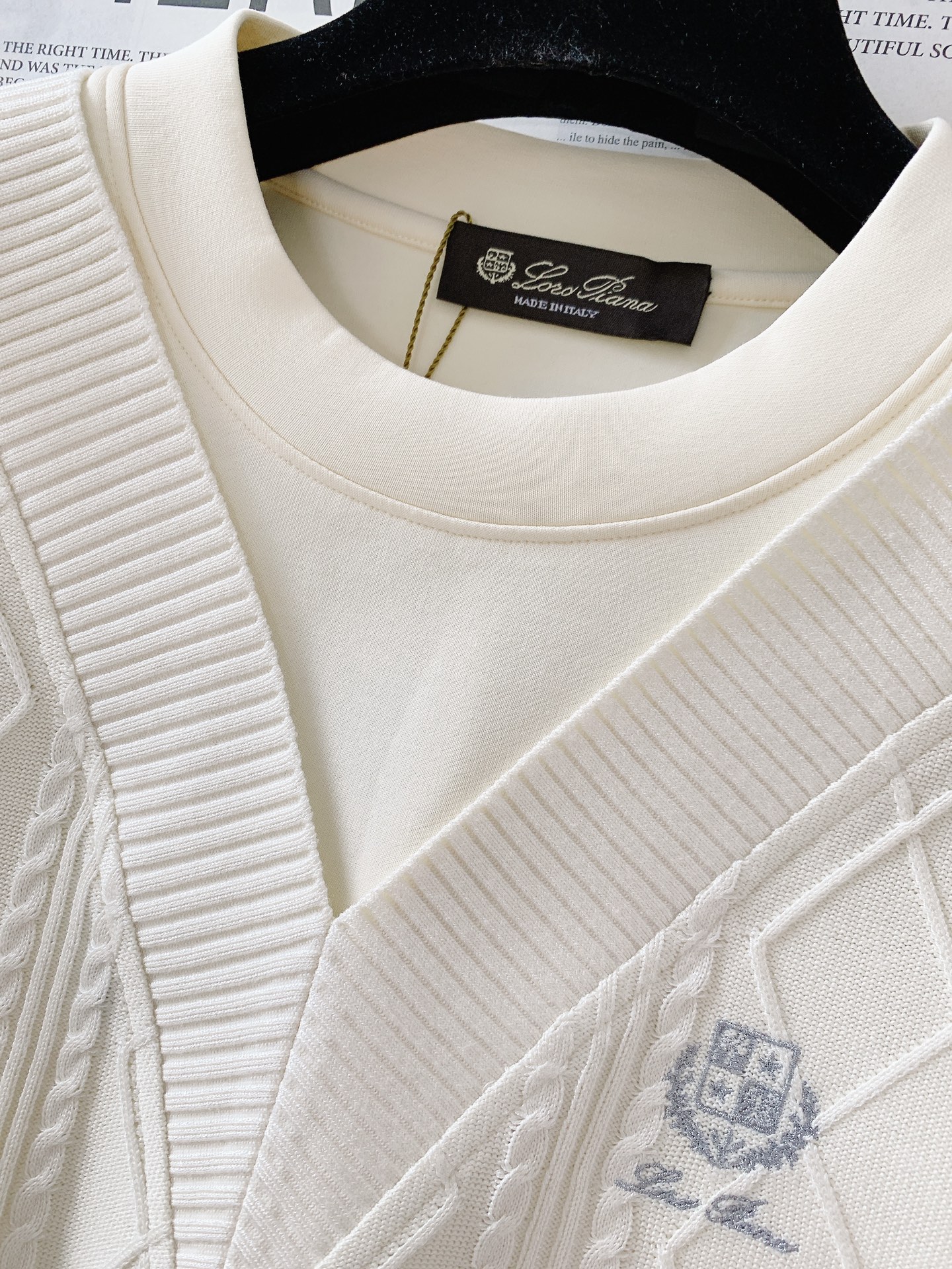 
LoroPiana L.P FW早秋新品
假两件休闲套头卫衣
菱格绞花拼接设计，复古与精致并存
V 型