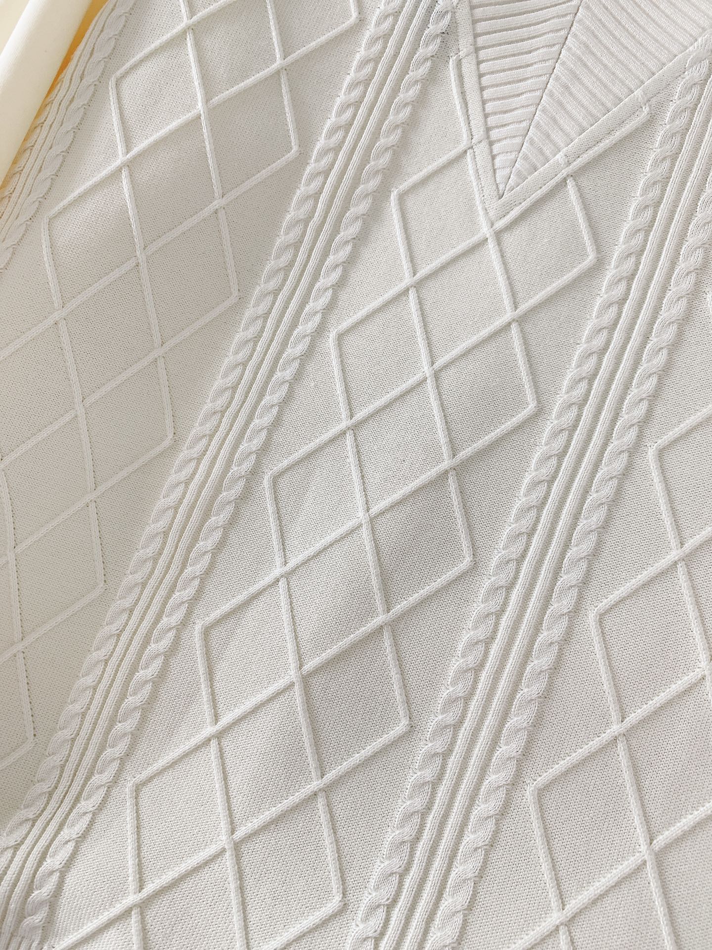 
LoroPiana L.P FW早秋新品
假两件休闲套头卫衣
菱格绞花拼接设计，复古与精致并存
V 型