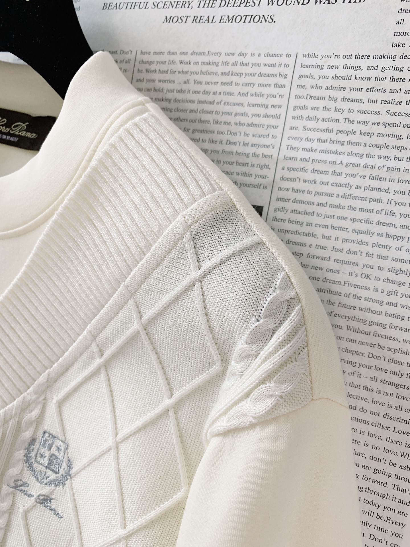 
LoroPiana L.P FW早秋新品
假两件休闲套头卫衣
菱格绞花拼接设计，复古与精致并存
V 型