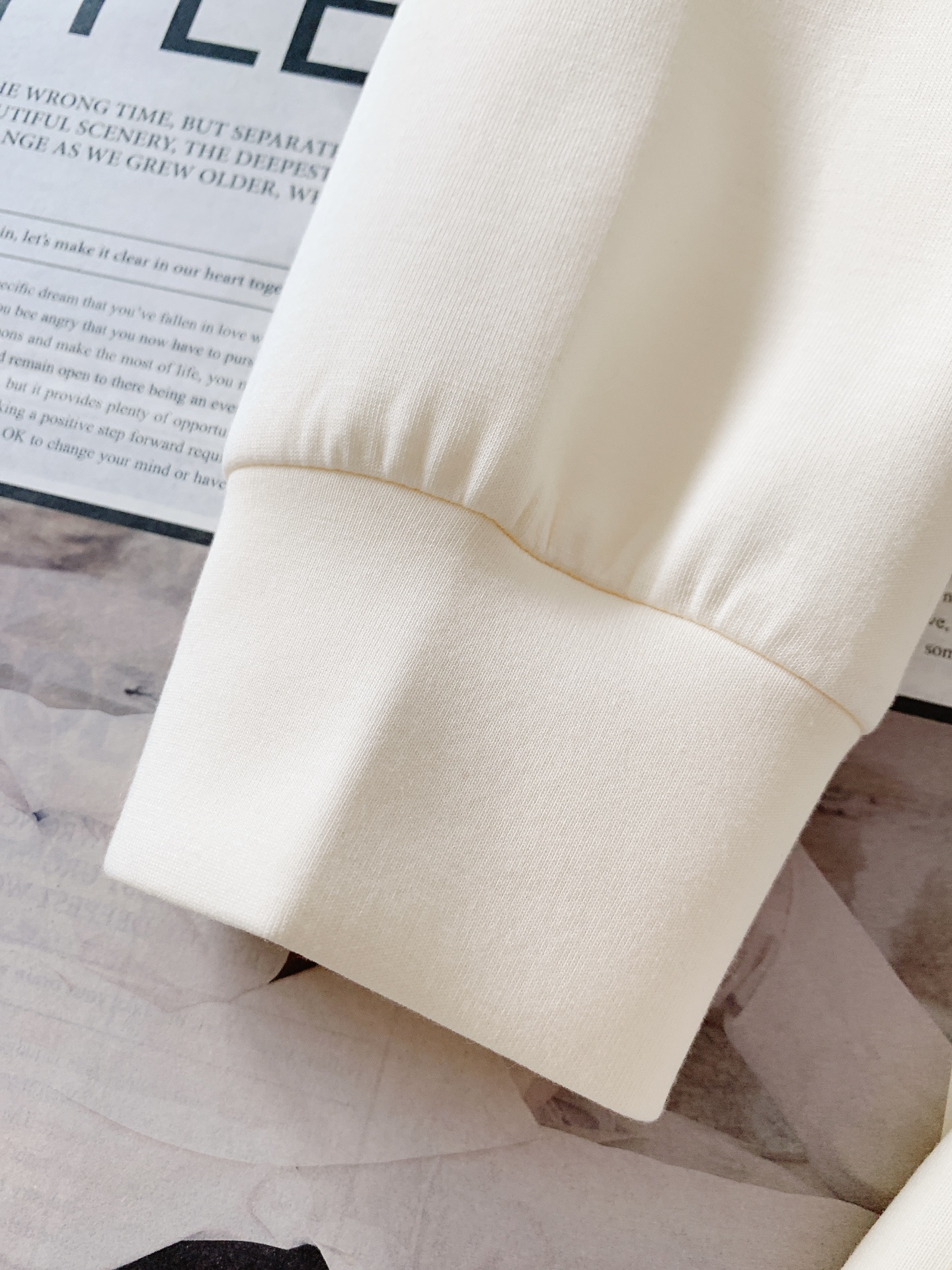 
LoroPiana L.P FW早秋新品
假两件休闲套头卫衣
菱格绞花拼接设计，复古与精致并存
V 型