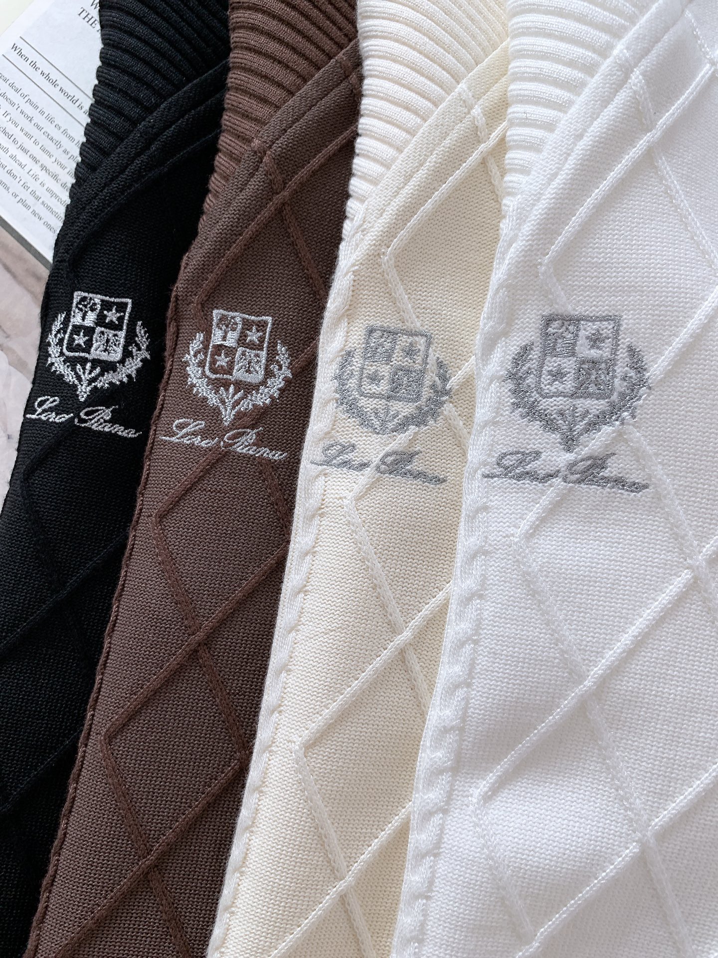 
LoroPiana L.P FW早秋新品
假两件休闲套头卫衣
菱格绞花拼接设计，复古与精致并存
V 型