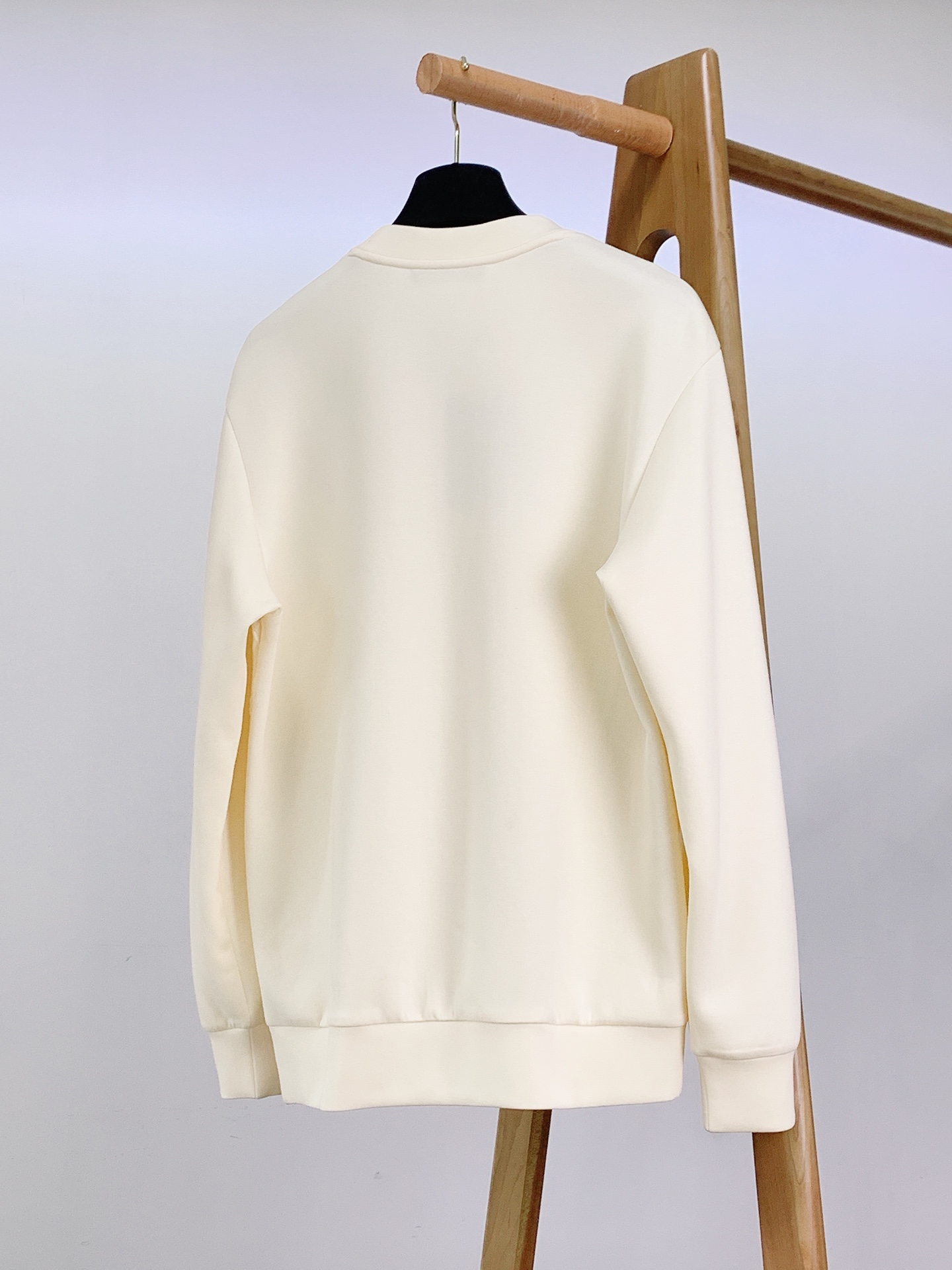 
LoroPiana L.P FW早秋新品
假两件休闲套头卫衣
菱格绞花拼接设计，复古与精致并存
V 型