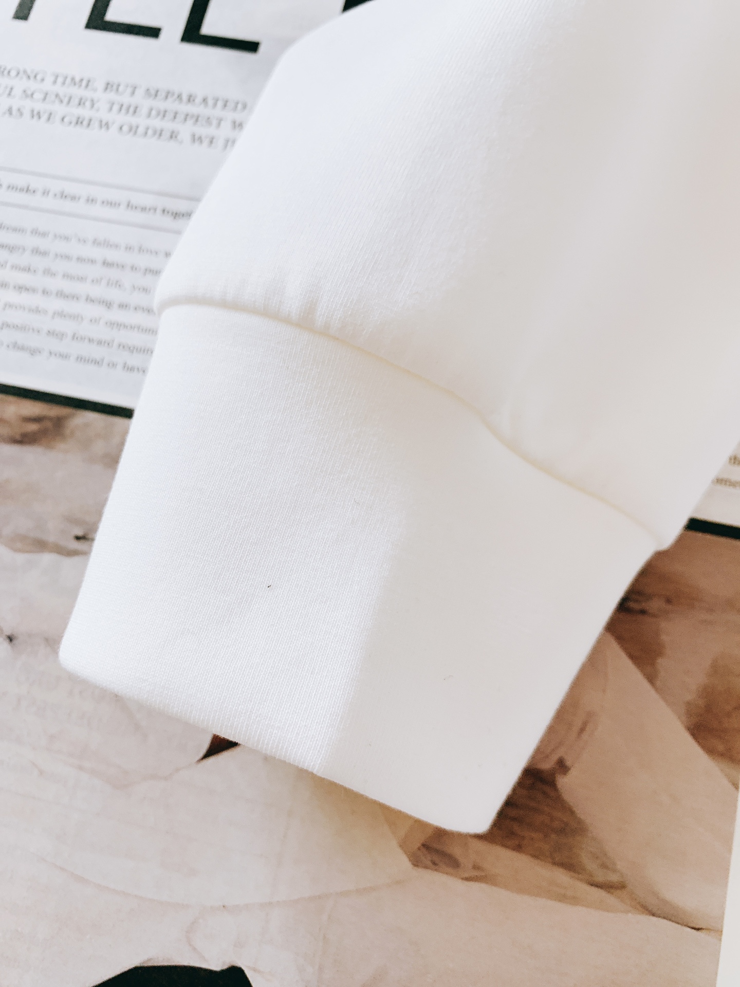 
LoroPiana L.P FW早秋新品
假两件休闲套头卫衣
菱格绞花拼接设计，复古与精致并存
V 型