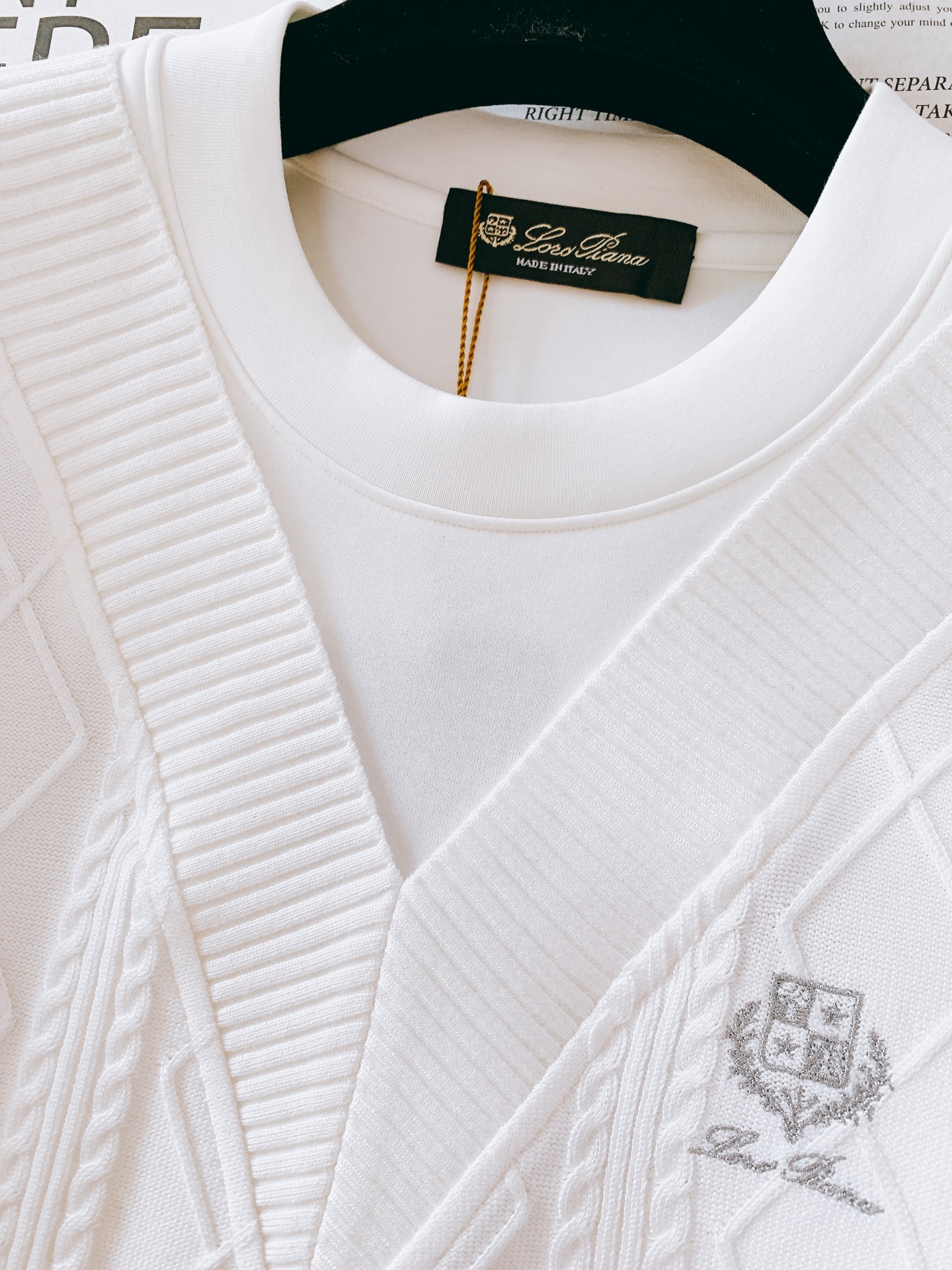 
LoroPiana L.P FW早秋新品
假两件休闲套头卫衣
菱格绞花拼接设计，复古与精致并存
V 型