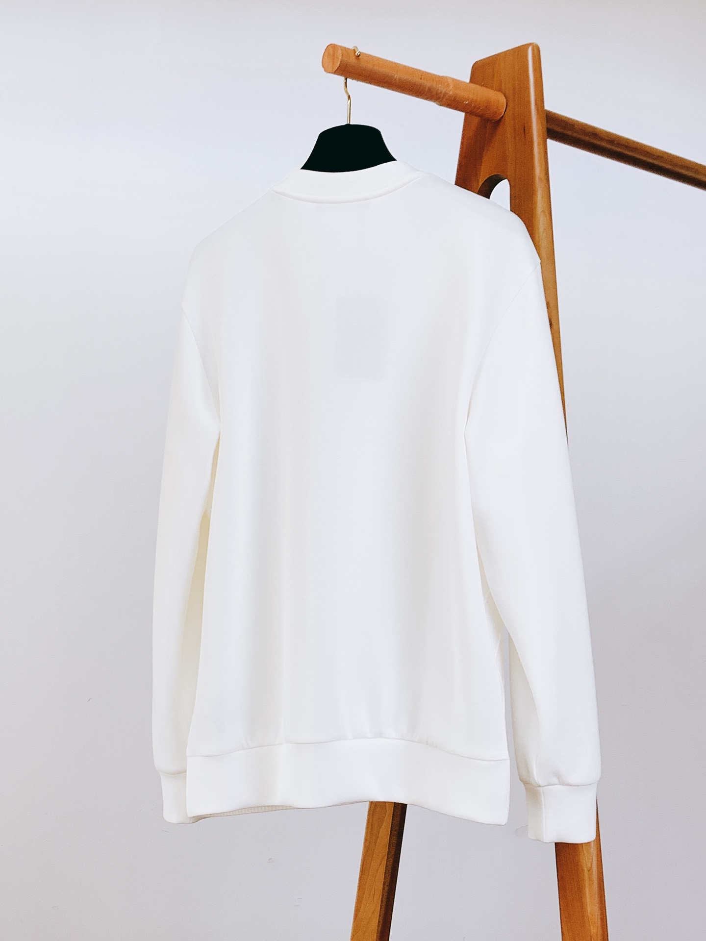 
LoroPiana L.P FW早秋新品
假两件休闲套头卫衣
菱格绞花拼接设计，复古与精致并存
V 型