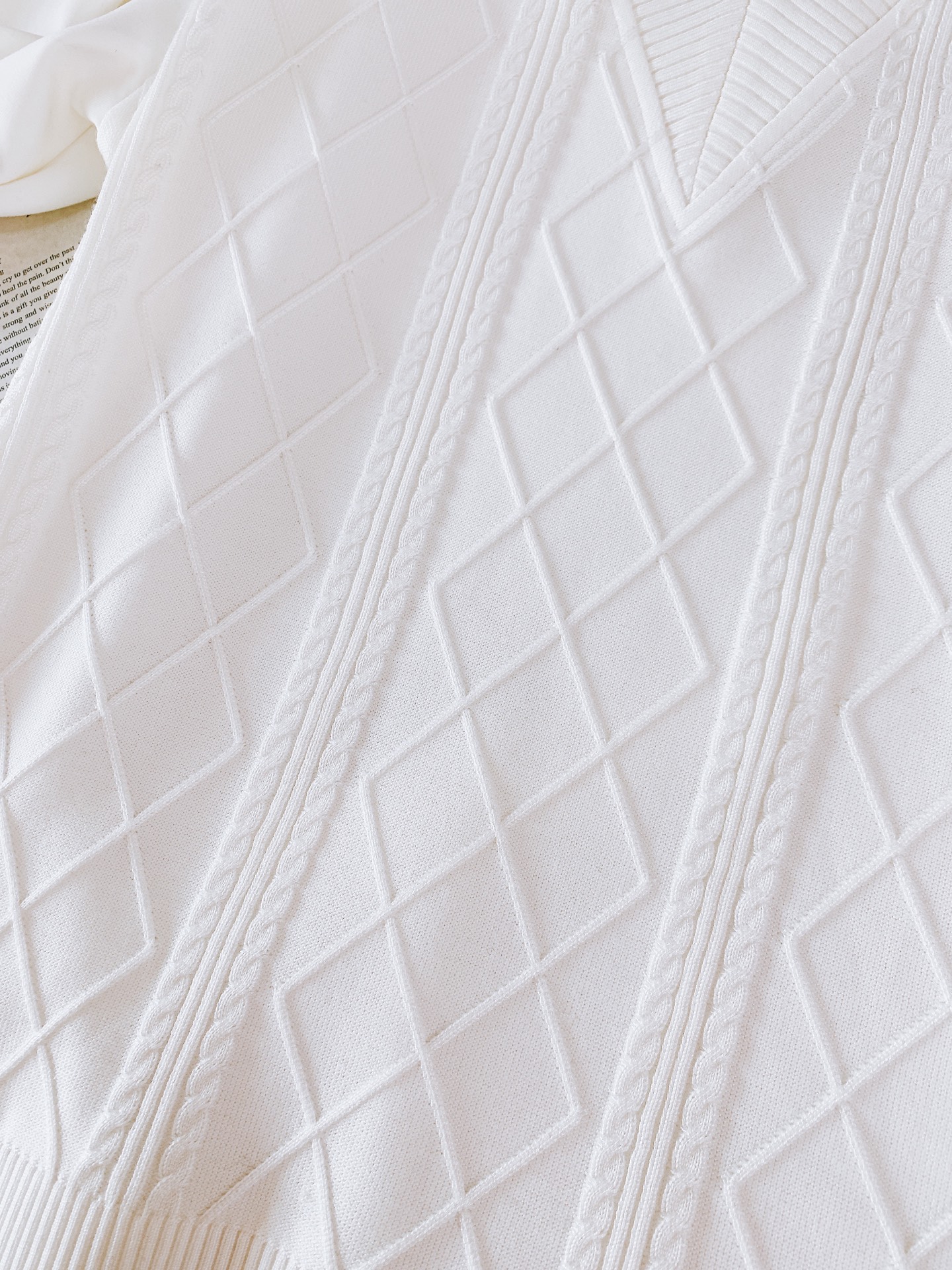 
LoroPiana L.P FW早秋新品
假两件休闲套头卫衣
菱格绞花拼接设计，复古与精致并存
V 型