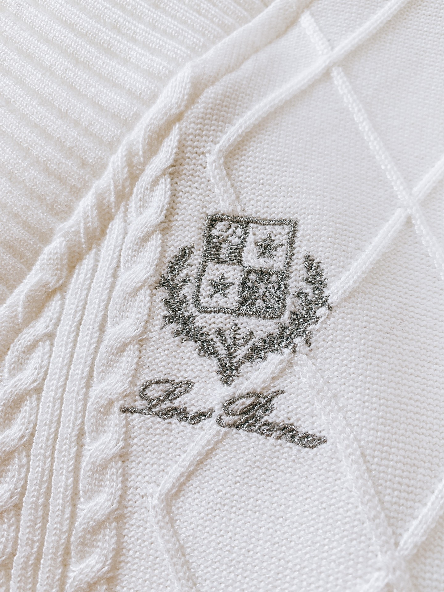 
LoroPiana L.P FW早秋新品
假两件休闲套头卫衣
菱格绞花拼接设计，复古与精致并存
V 型