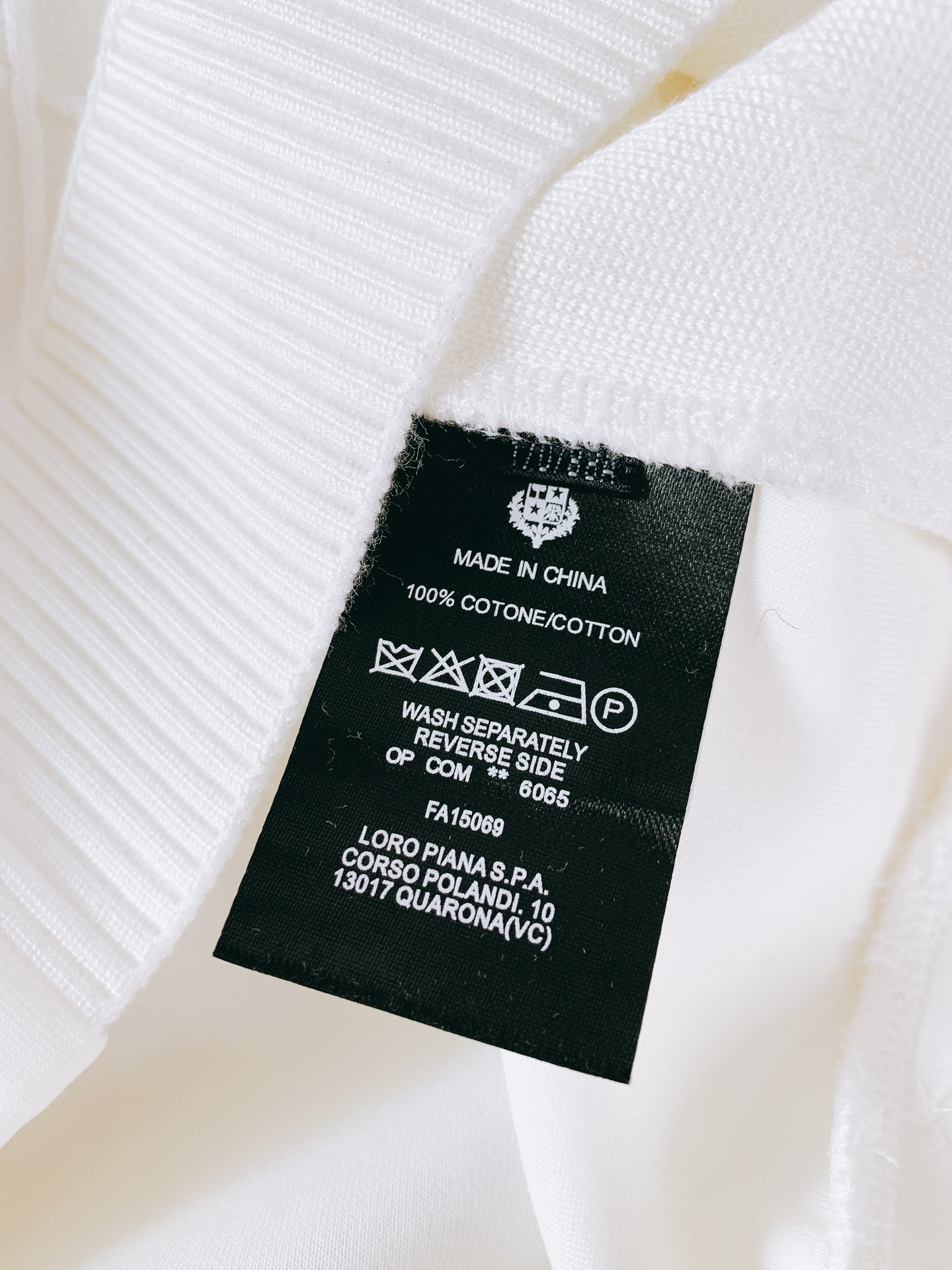 
LoroPiana L.P FW早秋新品
假两件休闲套头卫衣
菱格绞花拼接设计，复古与精致并存
V 型