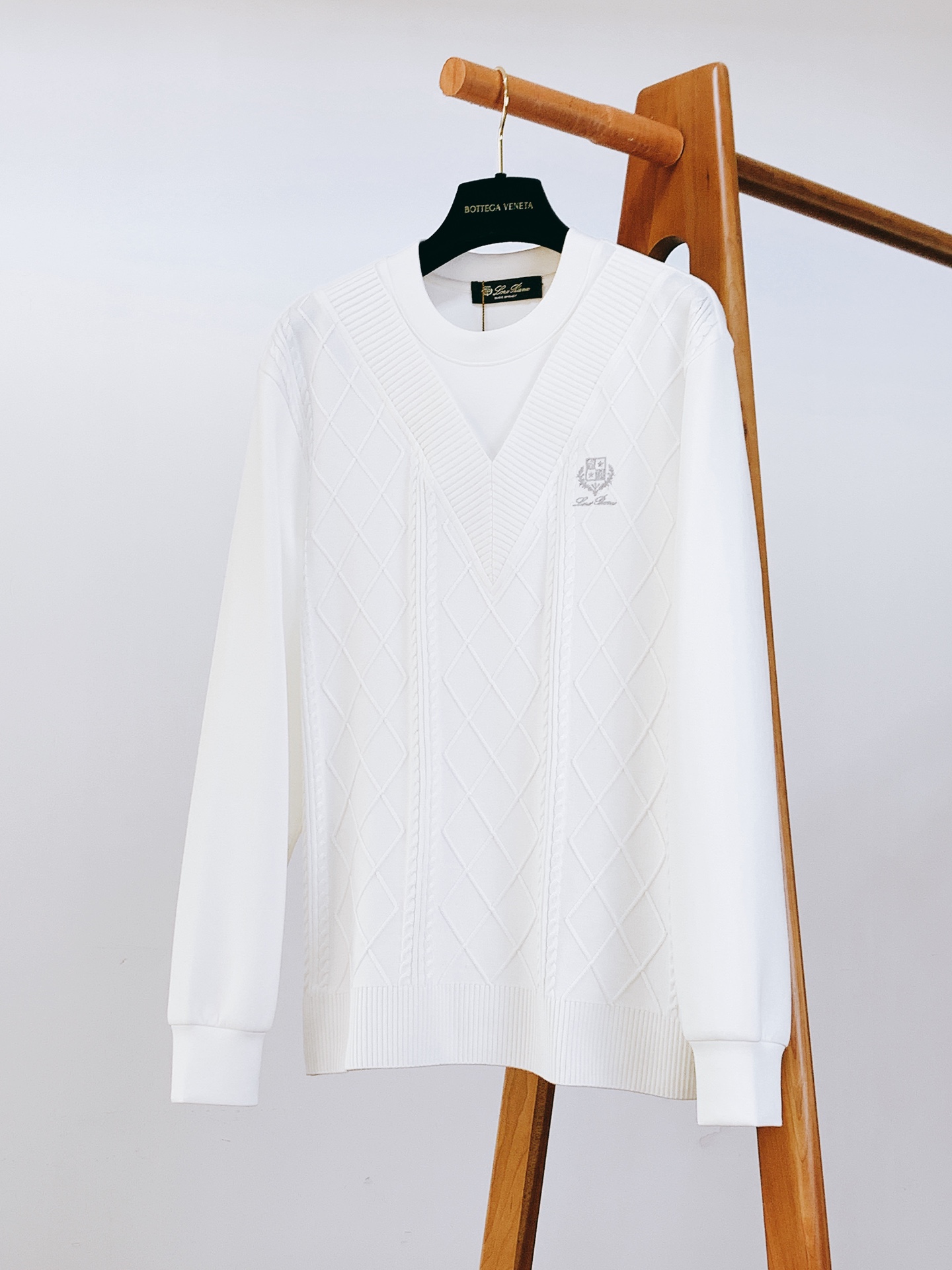 
LoroPiana L.P FW早秋新品
假两件休闲套头卫衣
菱格绞花拼接设计，复古与精致并存
V 型