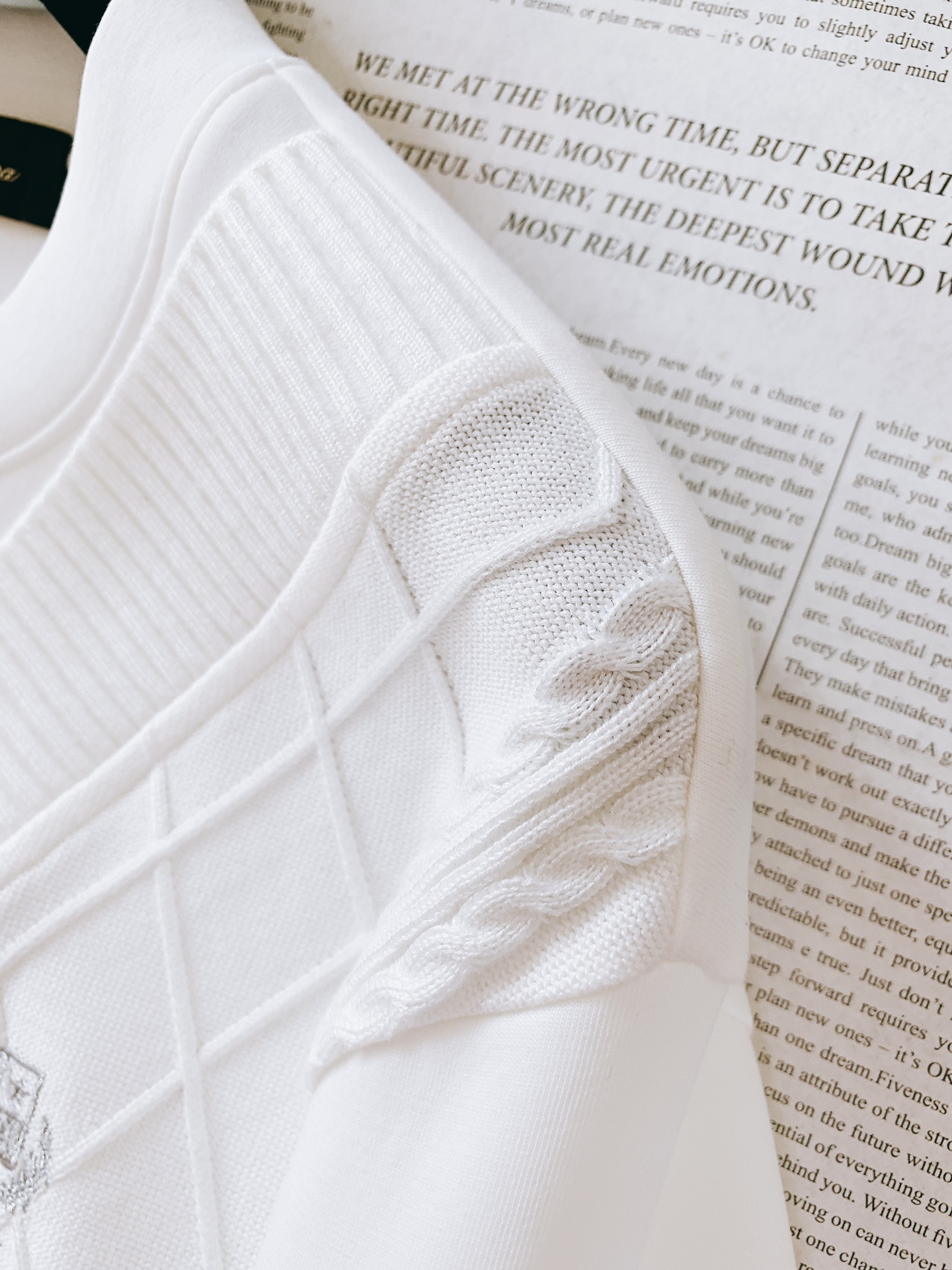 
LoroPiana L.P FW早秋新品
假两件休闲套头卫衣
菱格绞花拼接设计，复古与精致并存
V 型