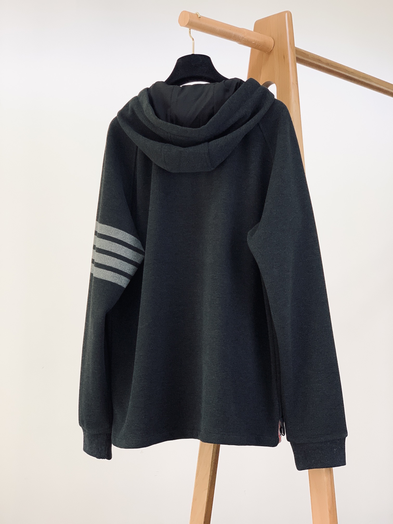 
Thom Browne 汤姆·布朗 2025FW秋冬新品 
拉链连帽混纺外套，标志性四道杠，独特标识。