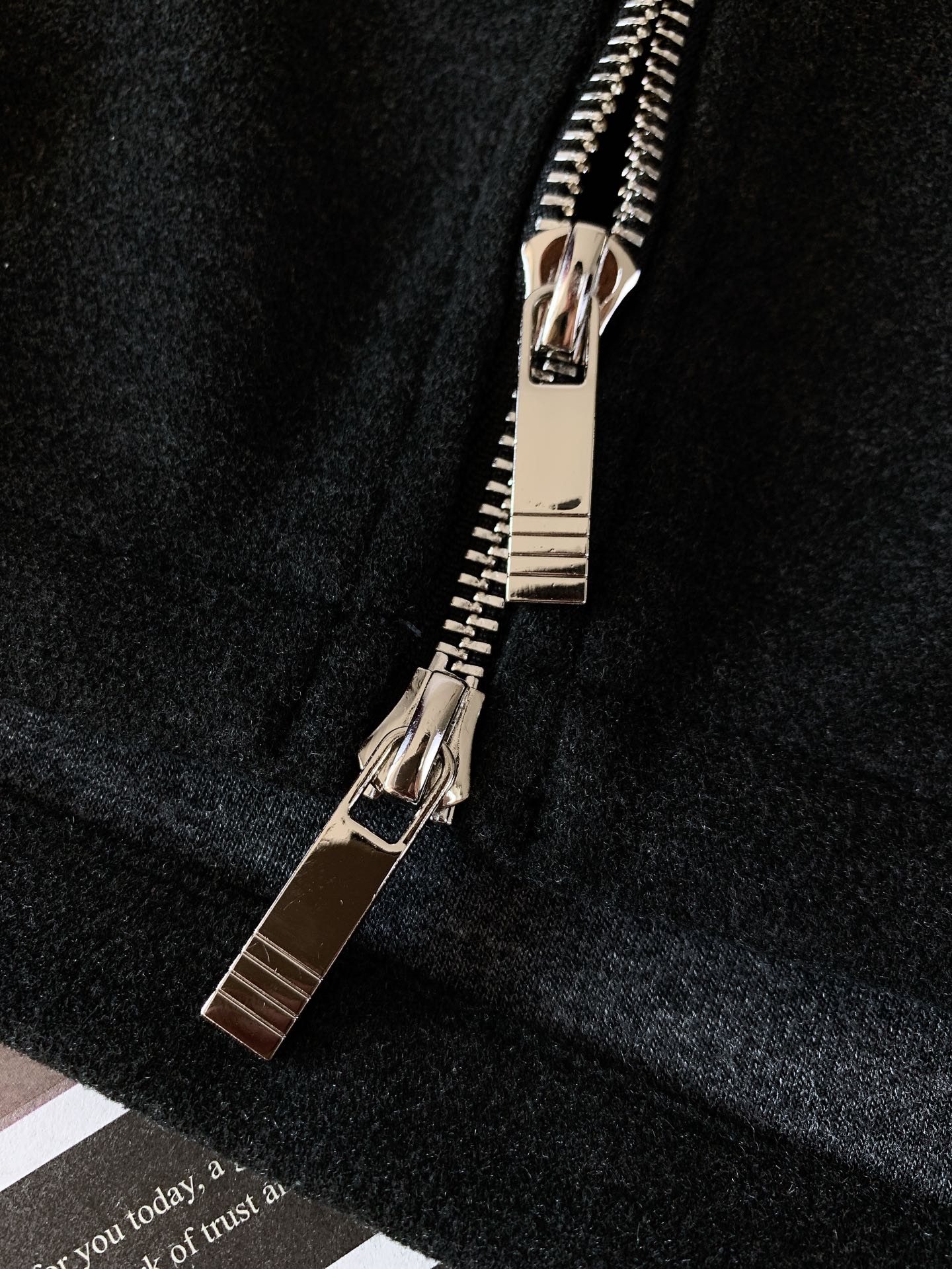 
Thom Browne 汤姆·布朗 2025FW秋冬新品 
拉链连帽混纺外套，标志性四道杠，独特标识。