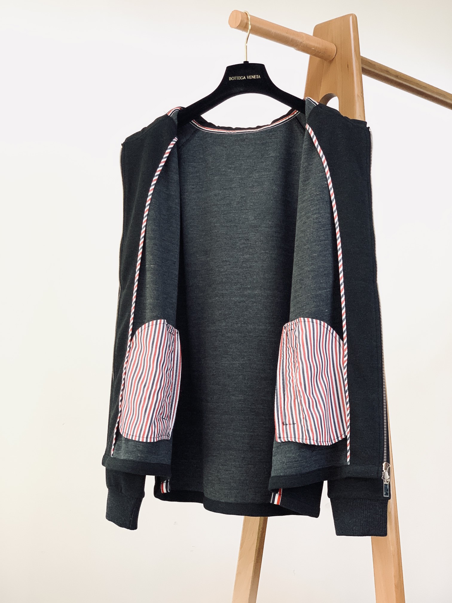 
Thom Browne 汤姆·布朗 2025FW秋冬新品 
拉链连帽混纺外套，标志性四道杠，独特标识。