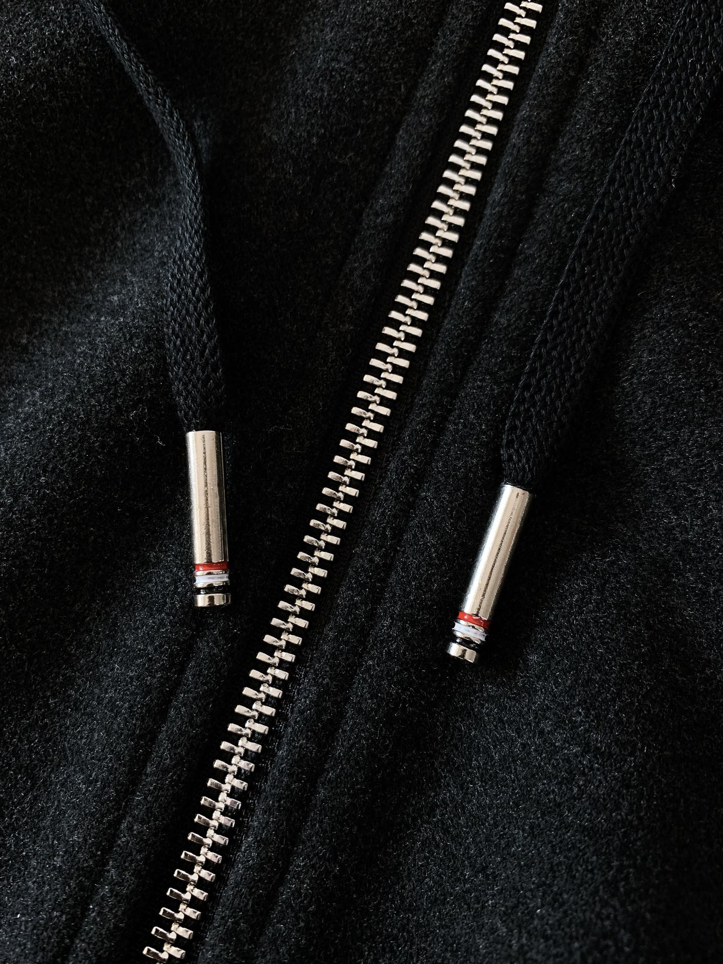 
Thom Browne 汤姆·布朗 2025FW秋冬新品 
拉链连帽混纺外套，标志性四道杠，独特标识。