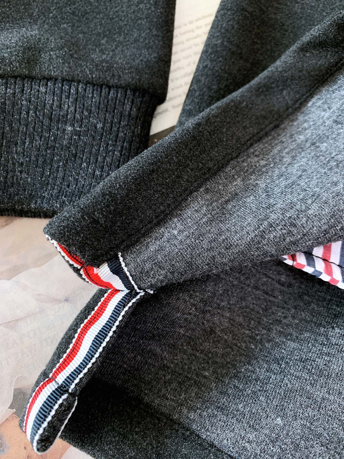 
Thom Browne 汤姆·布朗 2025FW秋冬新品 
拉链连帽混纺外套，标志性四道杠，独特标识。