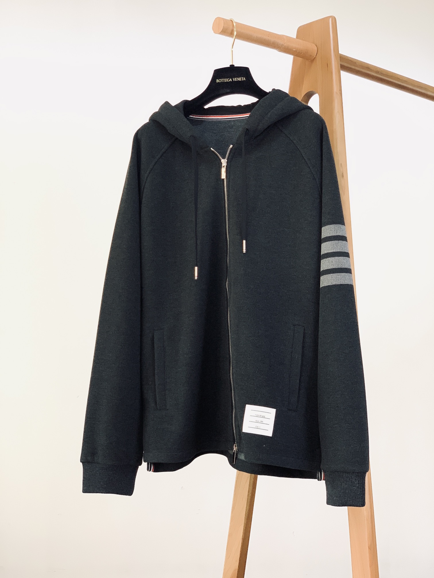 
Thom Browne 汤姆·布朗 2025FW秋冬新品 
拉链连帽混纺外套，标志性四道杠，独特标识。