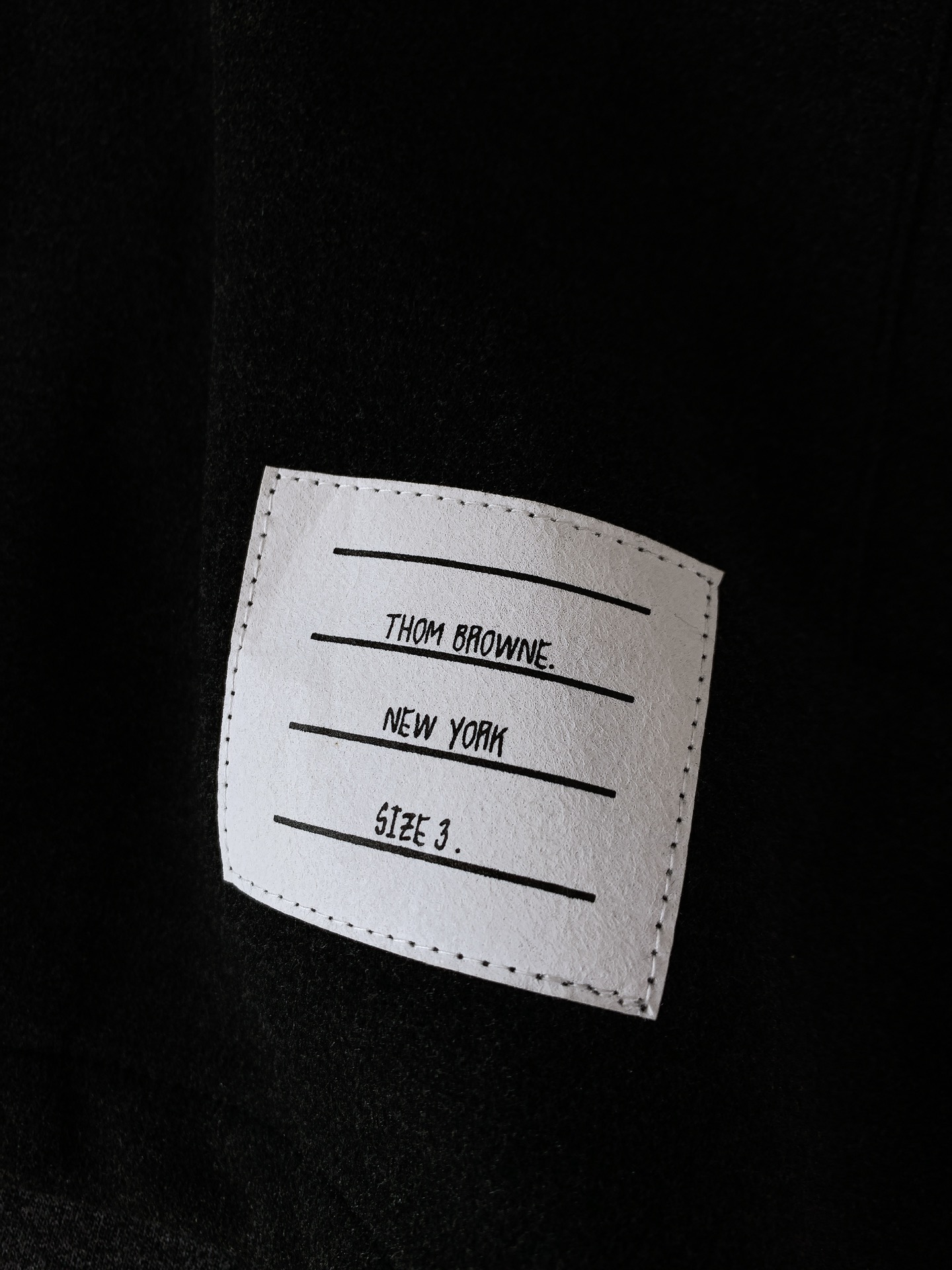 
Thom Browne 汤姆·布朗 2025FW秋冬新品 
拉链连帽混纺外套，标志性四道杠，独特标识。