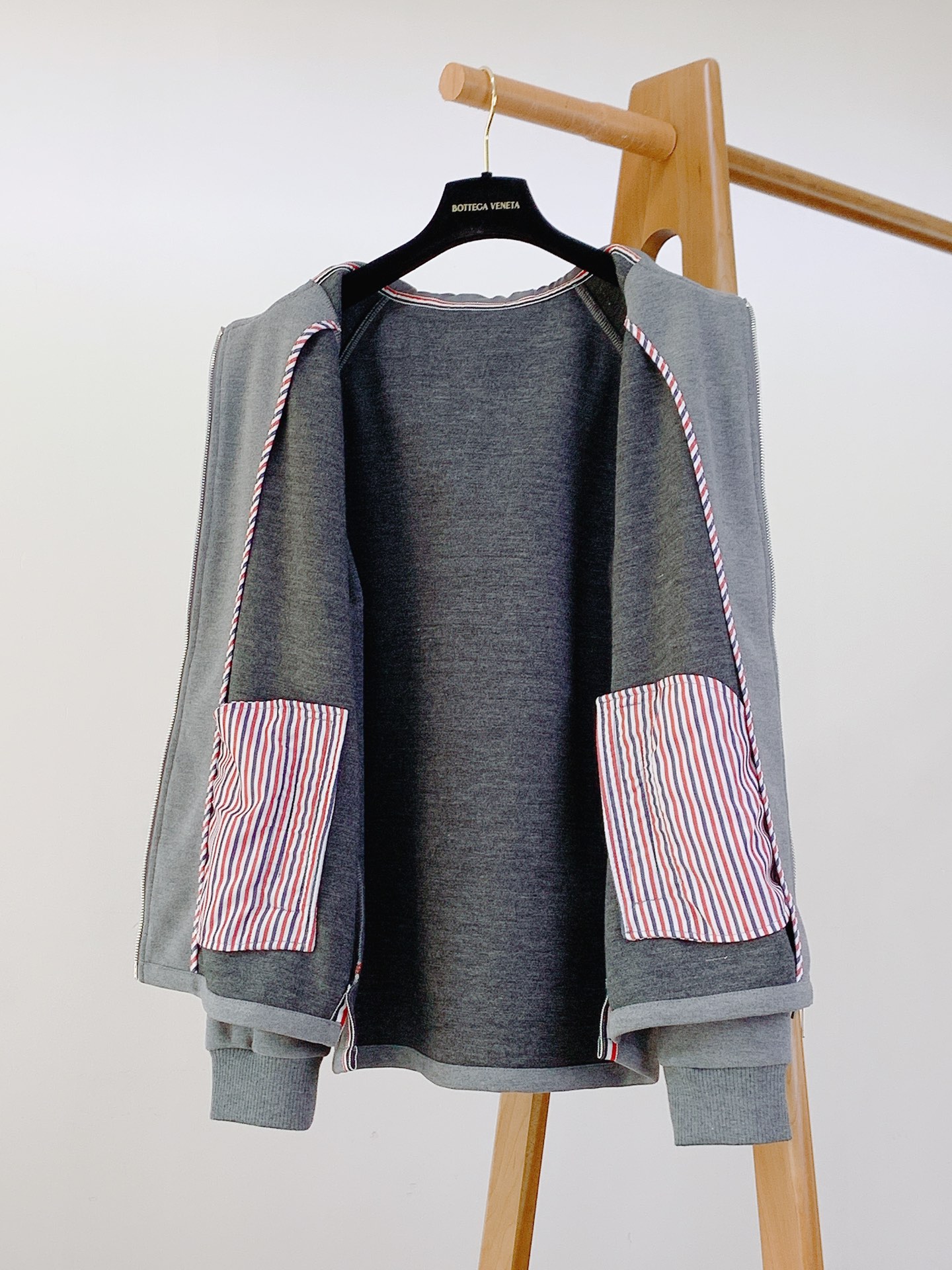 
Thom Browne 汤姆·布朗 2025FW秋冬新品 
拉链连帽混纺外套，标志性四道杠，独特标识。