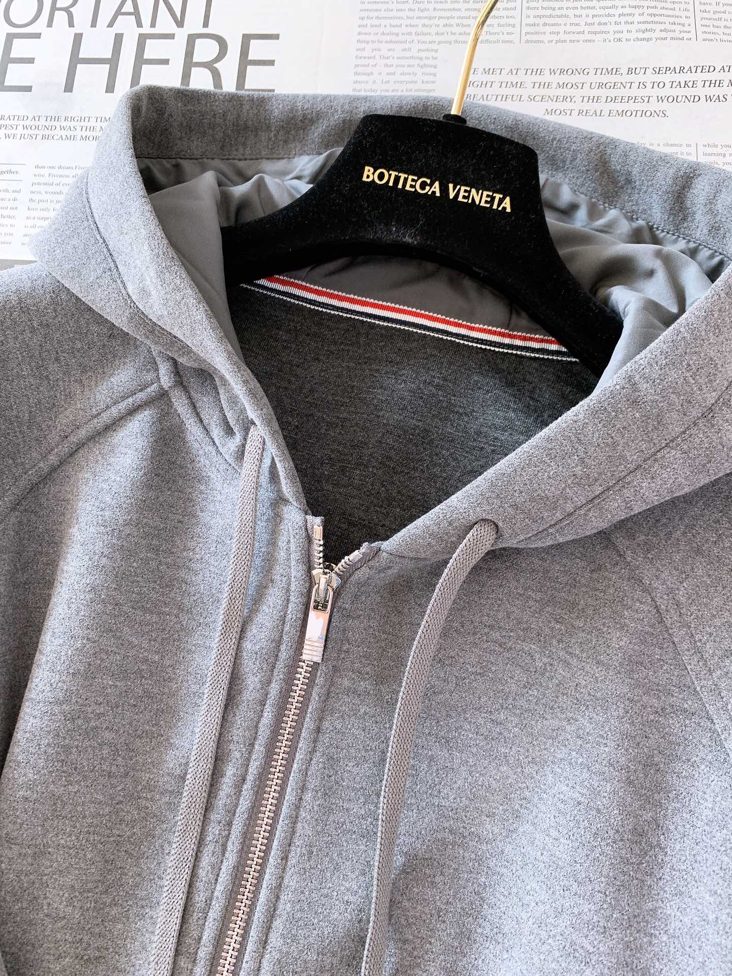 
Thom Browne 汤姆·布朗 2025FW秋冬新品 
拉链连帽混纺外套，标志性四道杠，独特标识。