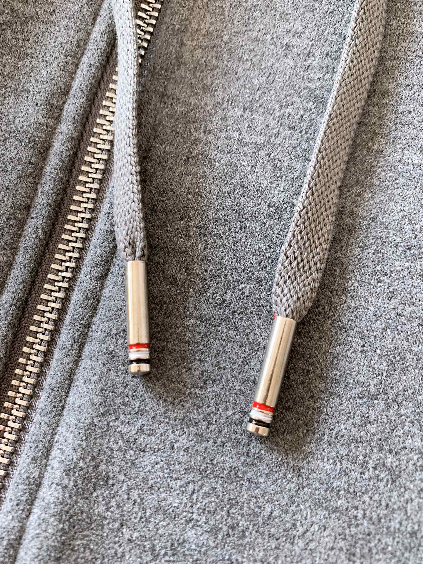 
Thom Browne 汤姆·布朗 2025FW秋冬新品 
拉链连帽混纺外套，标志性四道杠，独特标识。