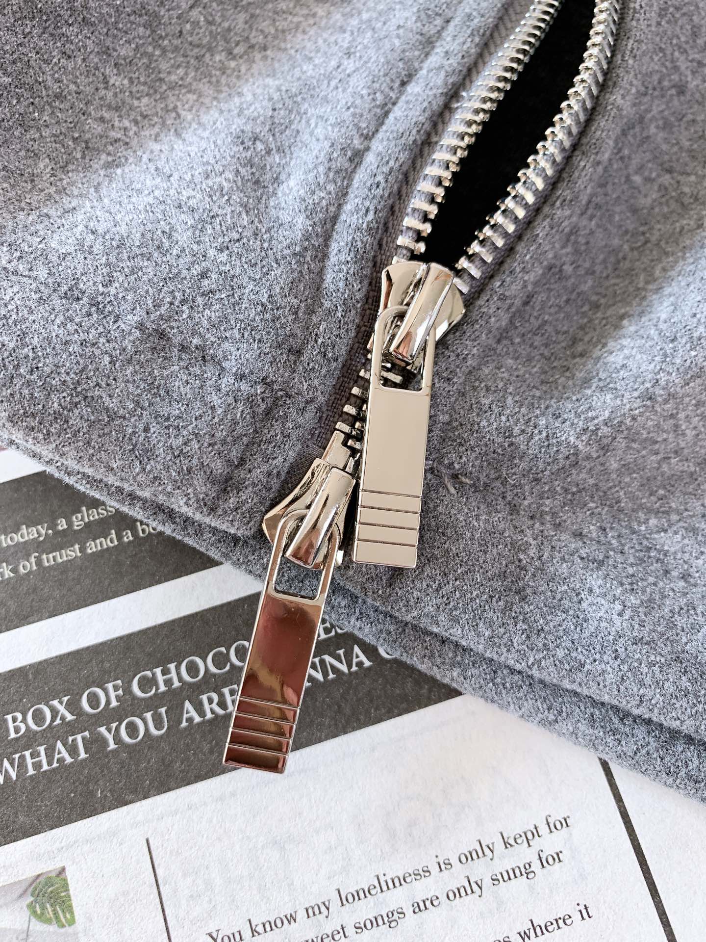 
Thom Browne 汤姆·布朗 2025FW秋冬新品 
拉链连帽混纺外套，标志性四道杠，独特标识。