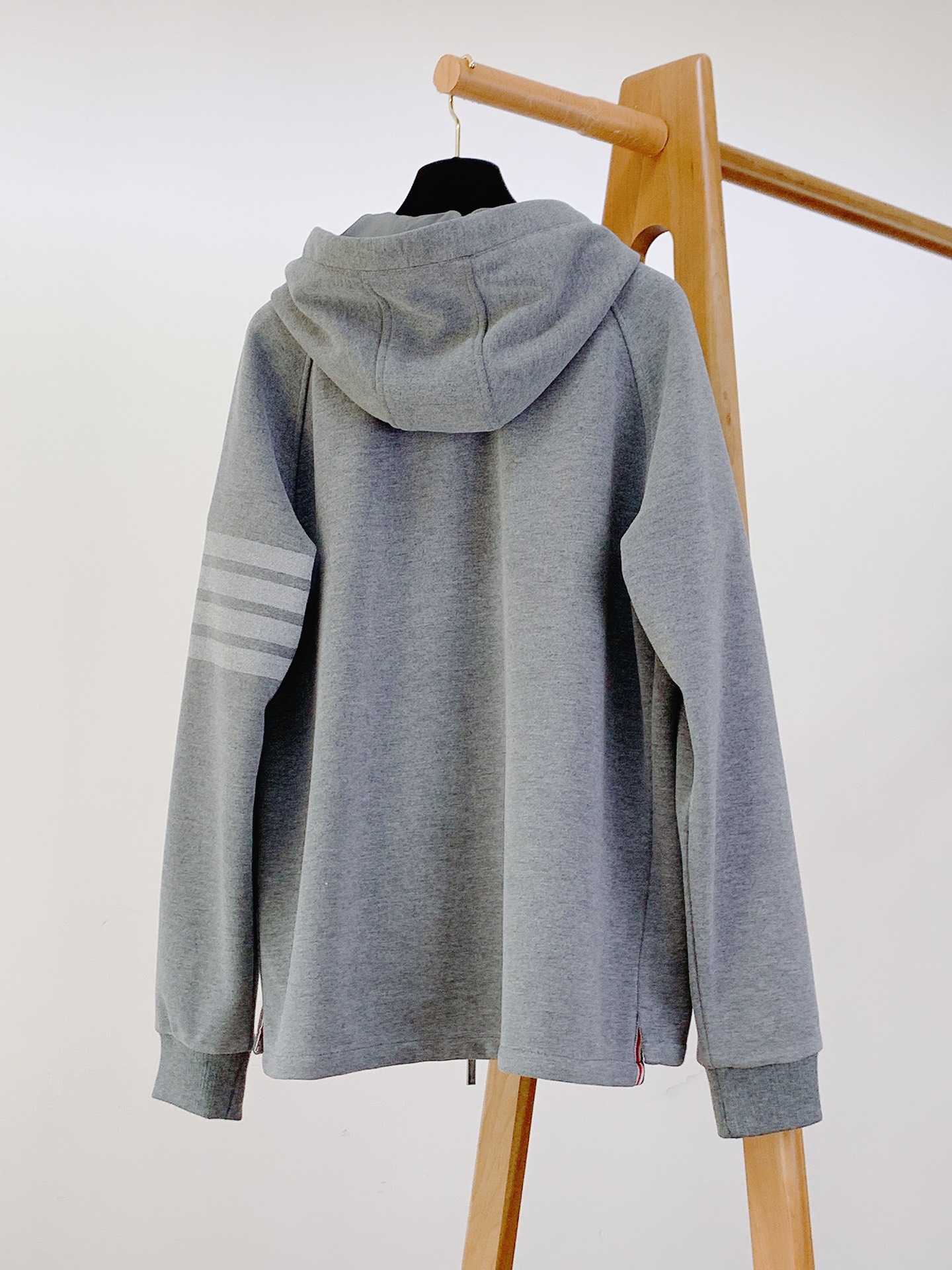 
Thom Browne 汤姆·布朗 2025FW秋冬新品 
拉链连帽混纺外套，标志性四道杠，独特标识。