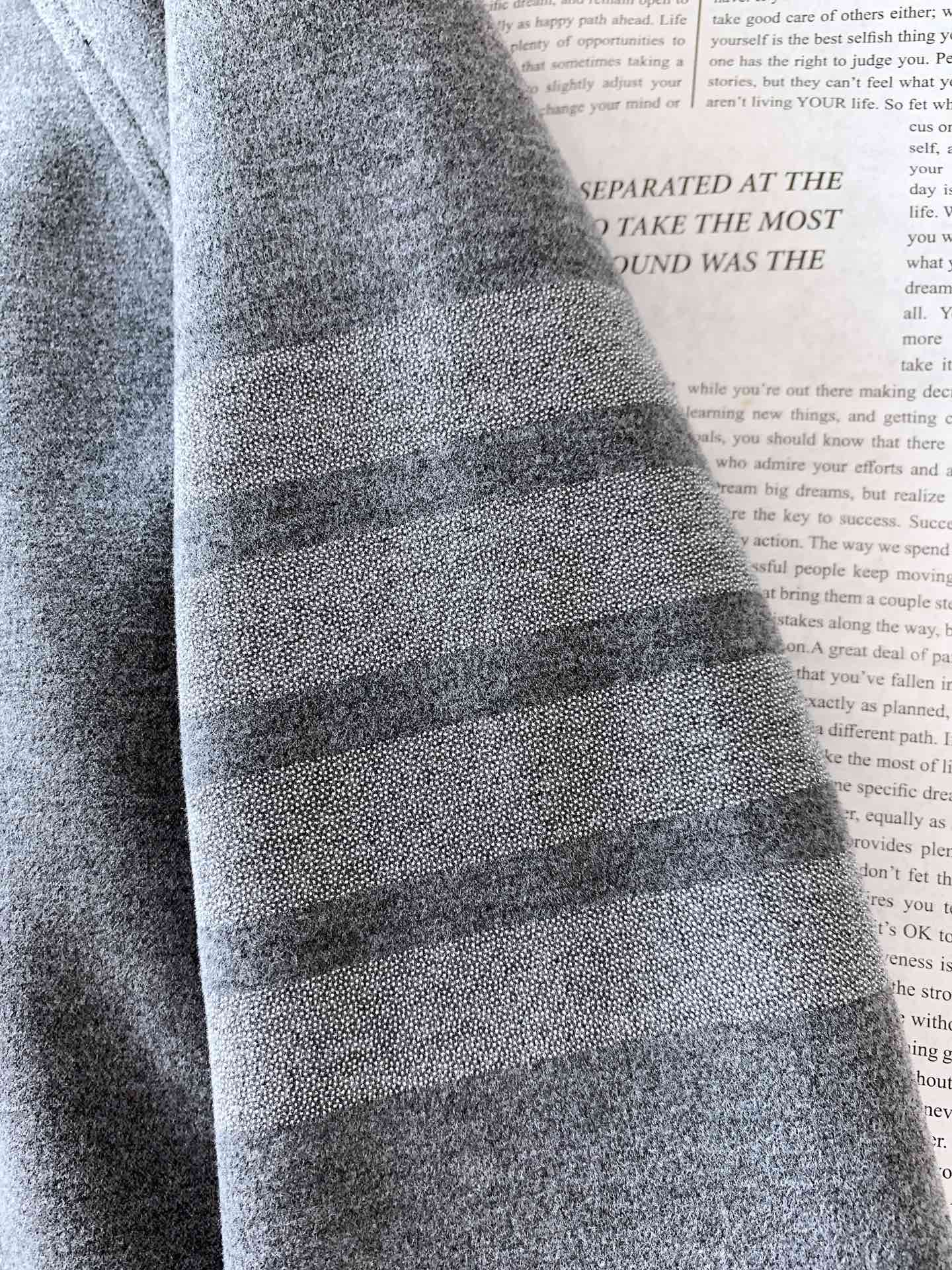 
Thom Browne 汤姆·布朗 2025FW秋冬新品 
拉链连帽混纺外套，标志性四道杠，独特标识。