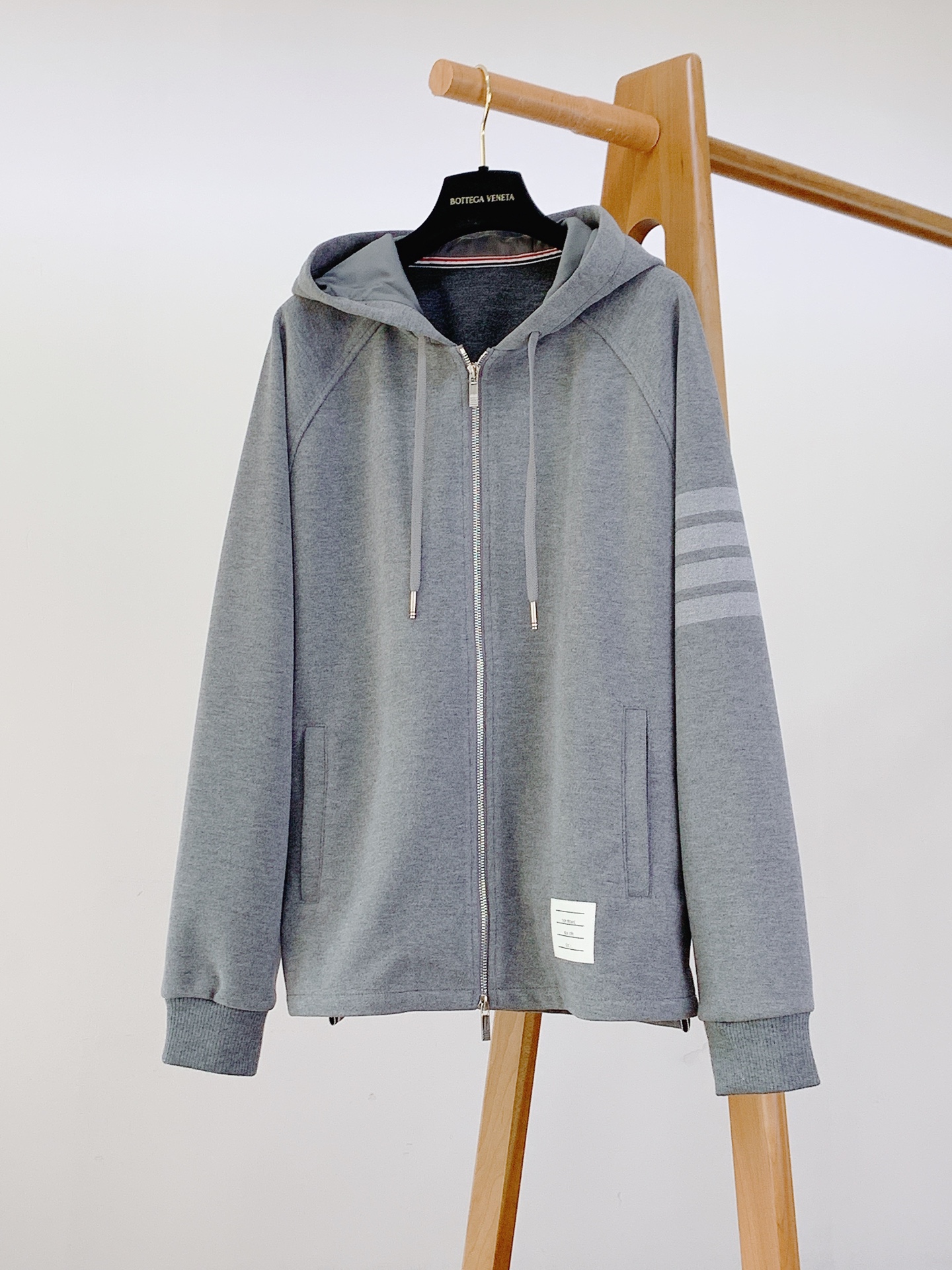 
Thom Browne 汤姆·布朗 2025FW秋冬新品 
拉链连帽混纺外套，标志性四道杠，独特标识。