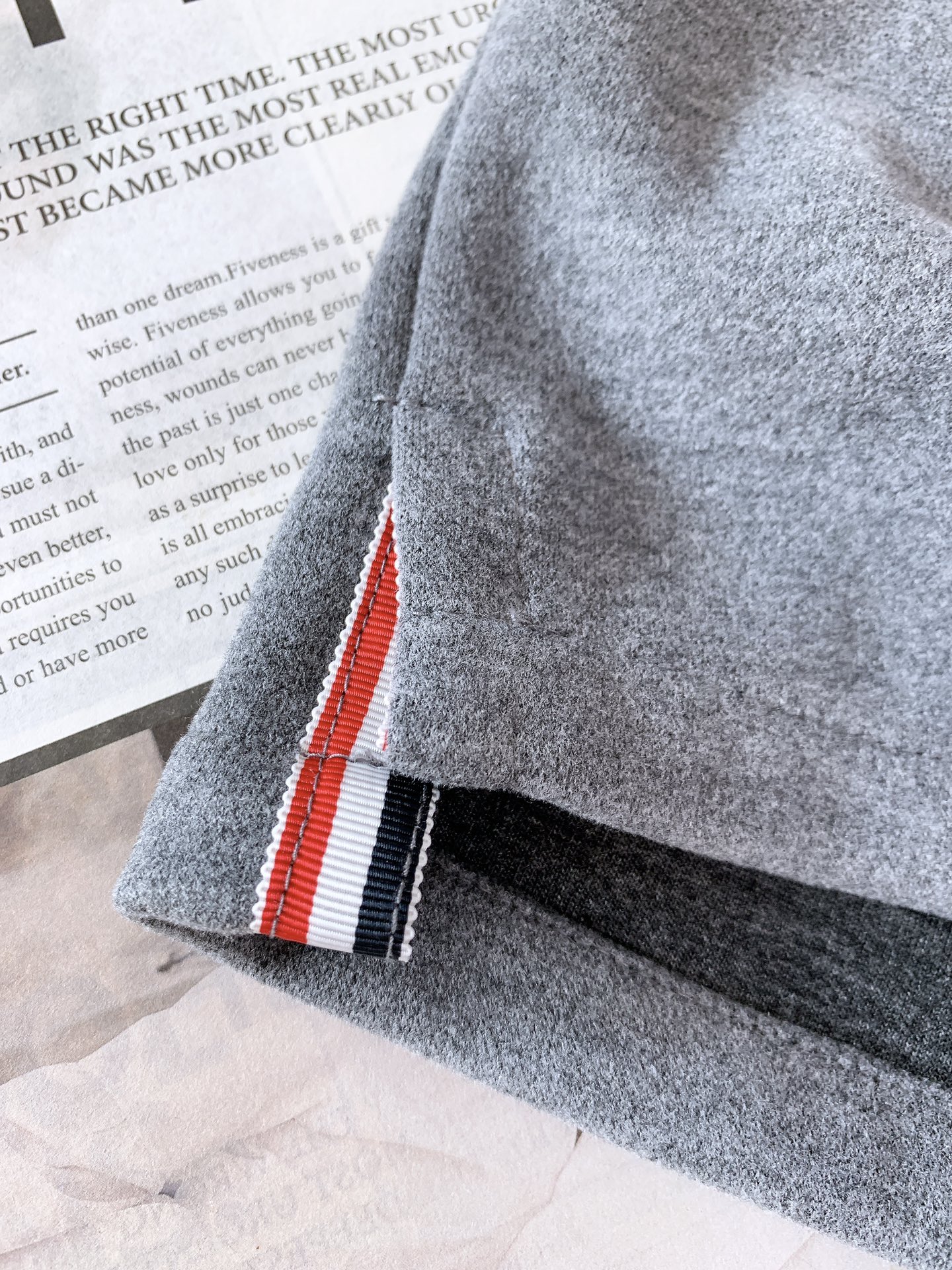 
Thom Browne 汤姆·布朗 2025FW秋冬新品 
拉链连帽混纺外套，标志性四道杠，独特标识。