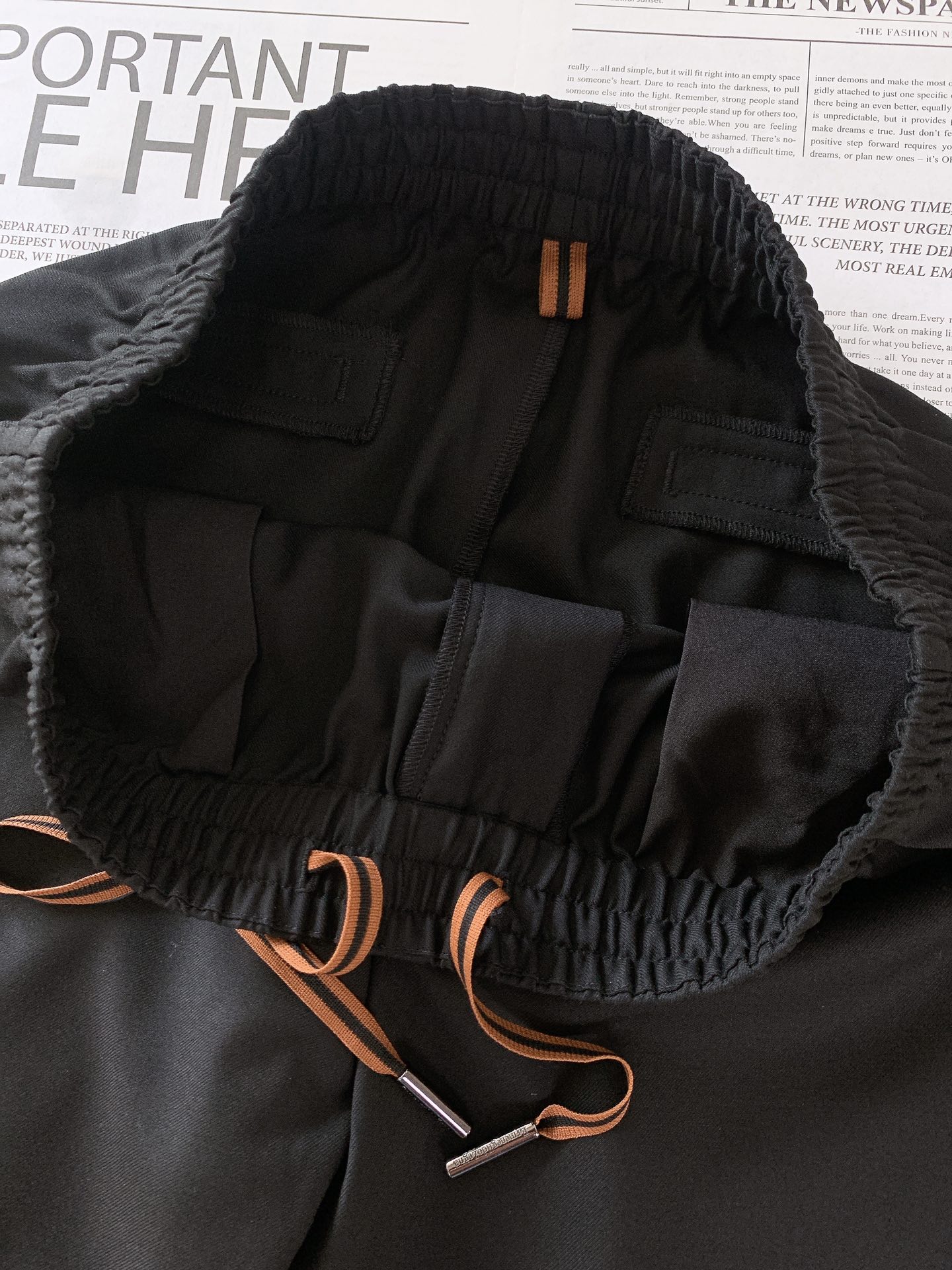 
Ermenegildo Zegna 杰尼亚 2025FW早秋新品 
商务休闲裤，臻选优质面料打造，贴身