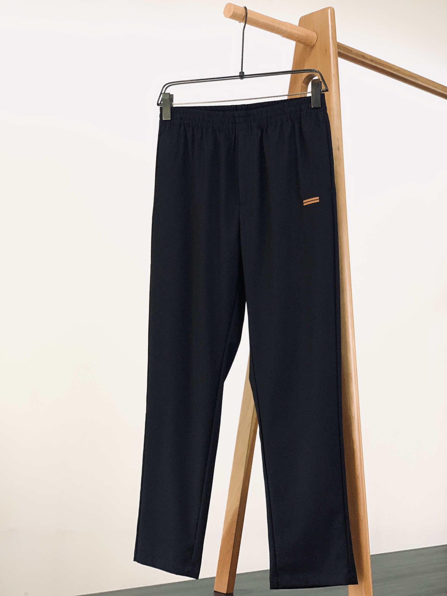 
Ermenegildo Zegna 杰尼亚 2025FW早秋新品 
商务休闲裤，臻选优质面料打造，贴身