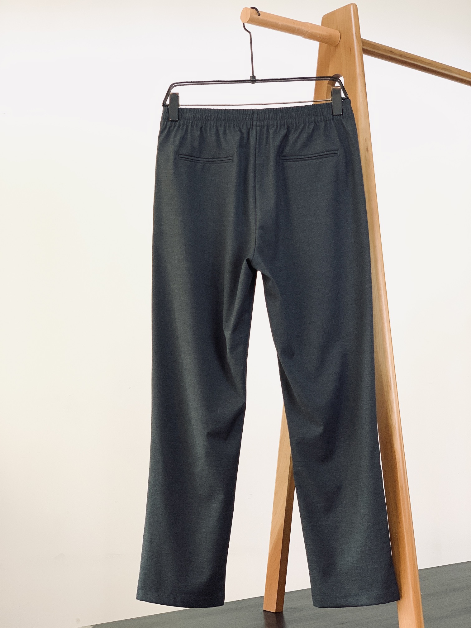 
Ermenegildo Zegna 杰尼亚 2025FW早秋新品 
商务休闲裤，臻选优质面料打造，贴身