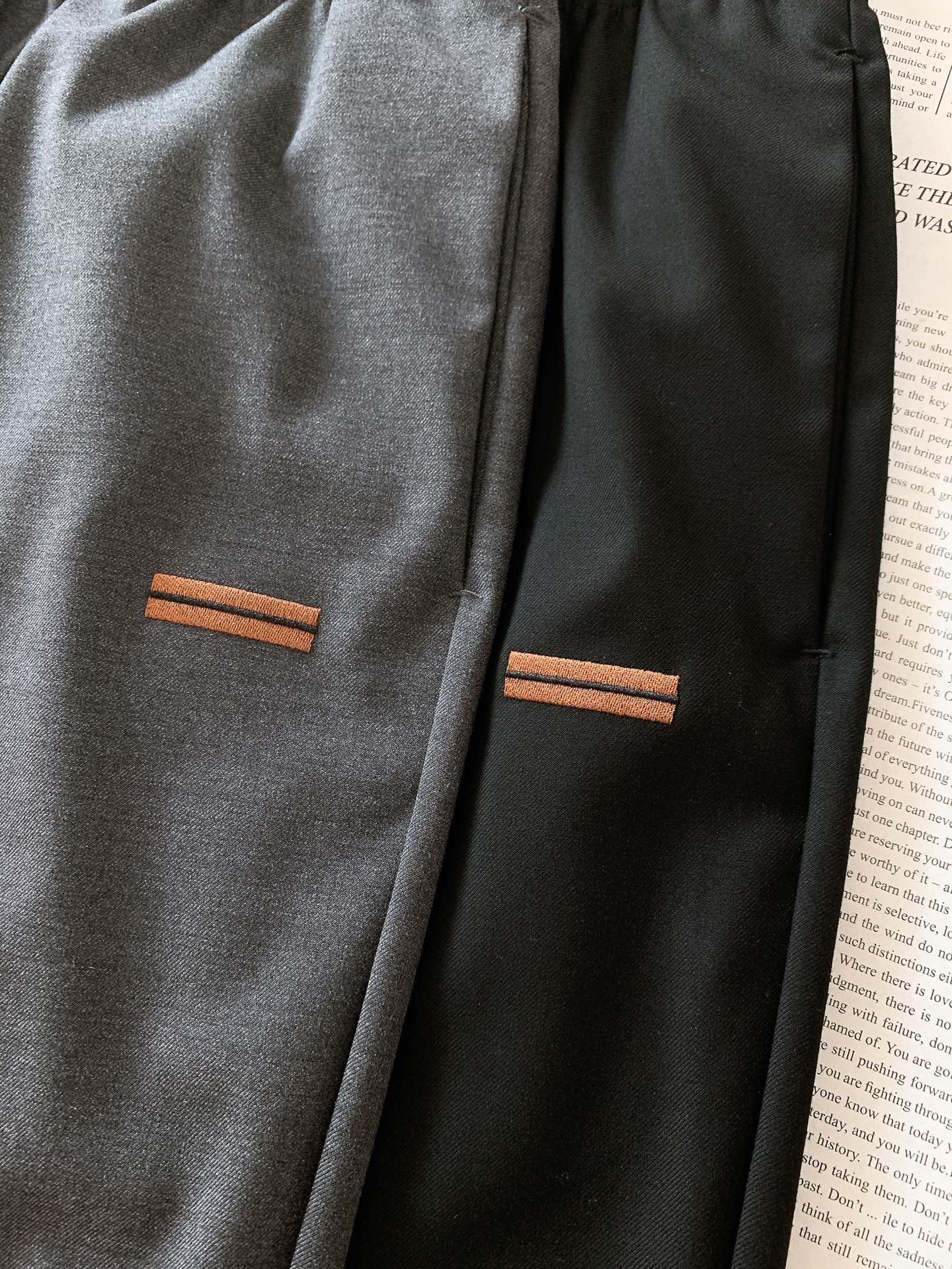 
Ermenegildo Zegna 杰尼亚 2025FW早秋新品 
商务休闲裤，臻选优质面料打造，贴身