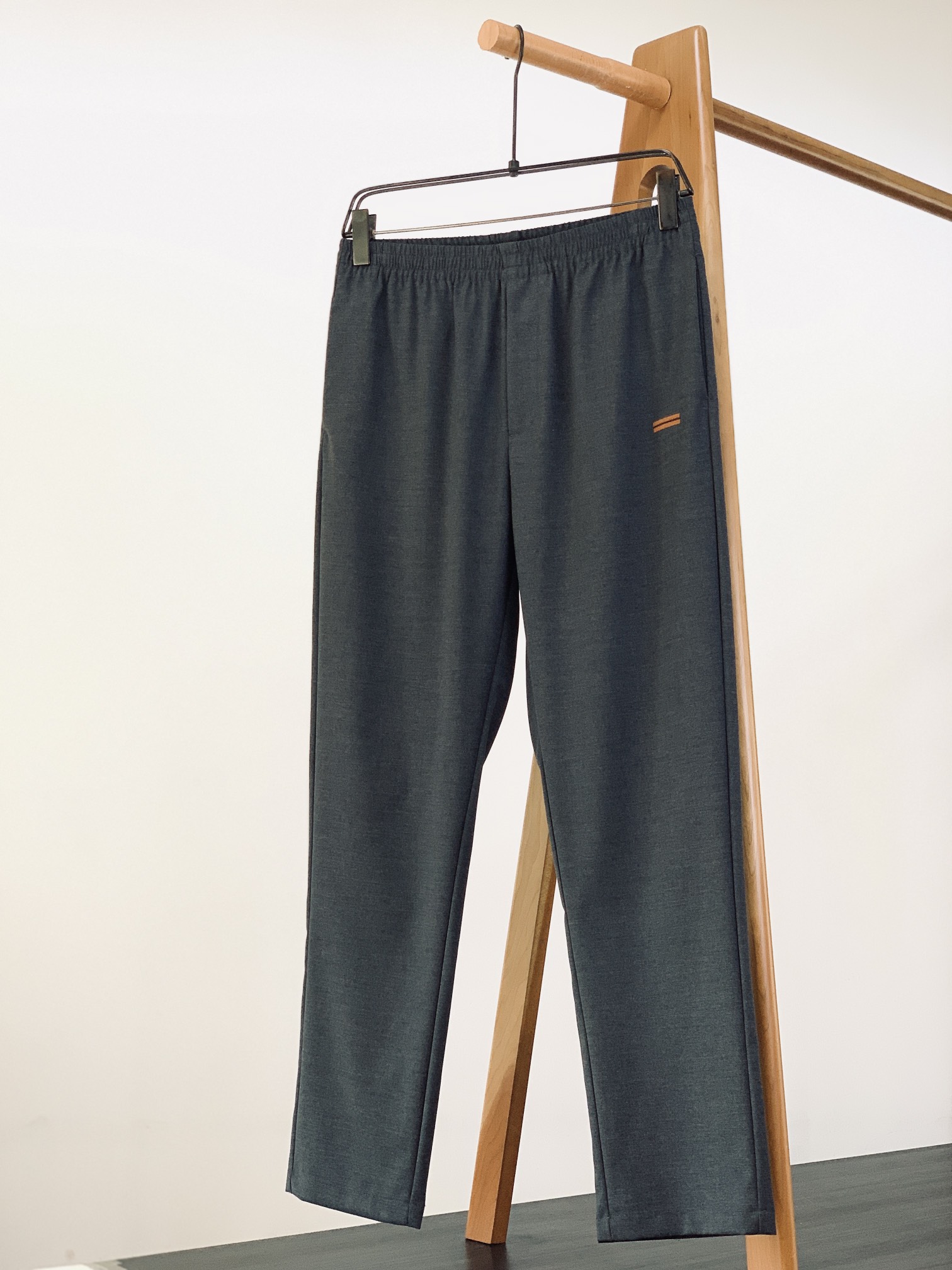 
Ermenegildo Zegna 杰尼亚 2025FW早秋新品 
商务休闲裤，臻选优质面料打造，贴身