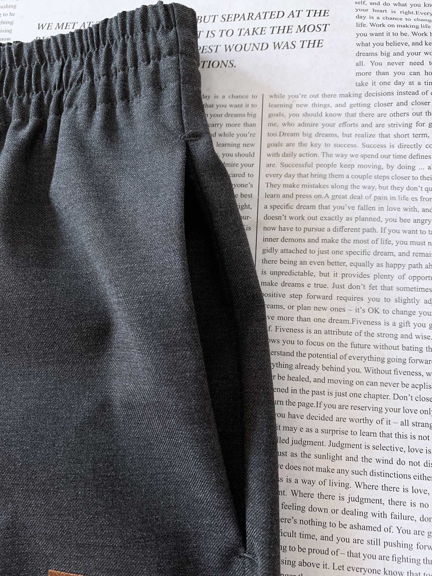 
Ermenegildo Zegna 杰尼亚 2025FW早秋新品 
商务休闲裤，臻选优质面料打造，贴身