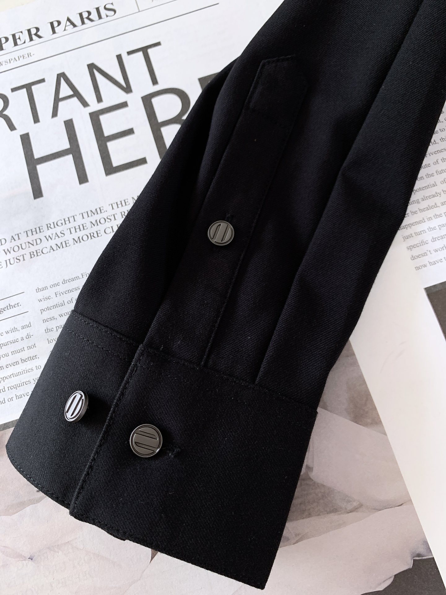 
Ermenegildo Zegna 杰尼亚 2025FW早秋新品 
休闲长袖衬衫。客供御用面料织纹 经