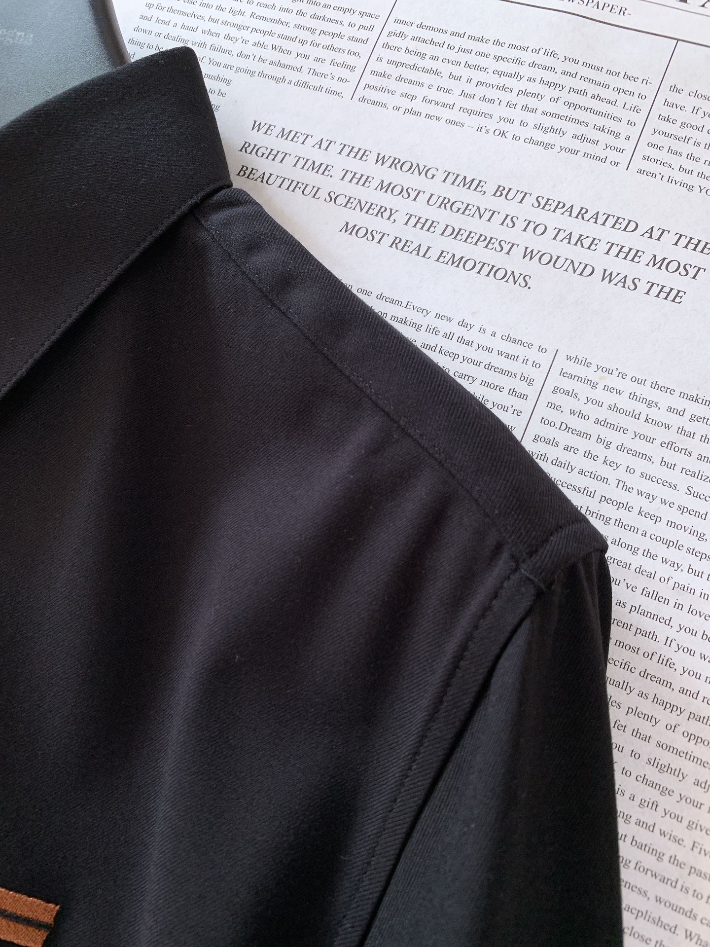 
Ermenegildo Zegna 杰尼亚 2025FW早秋新品 
休闲长袖衬衫。客供御用面料织纹 经