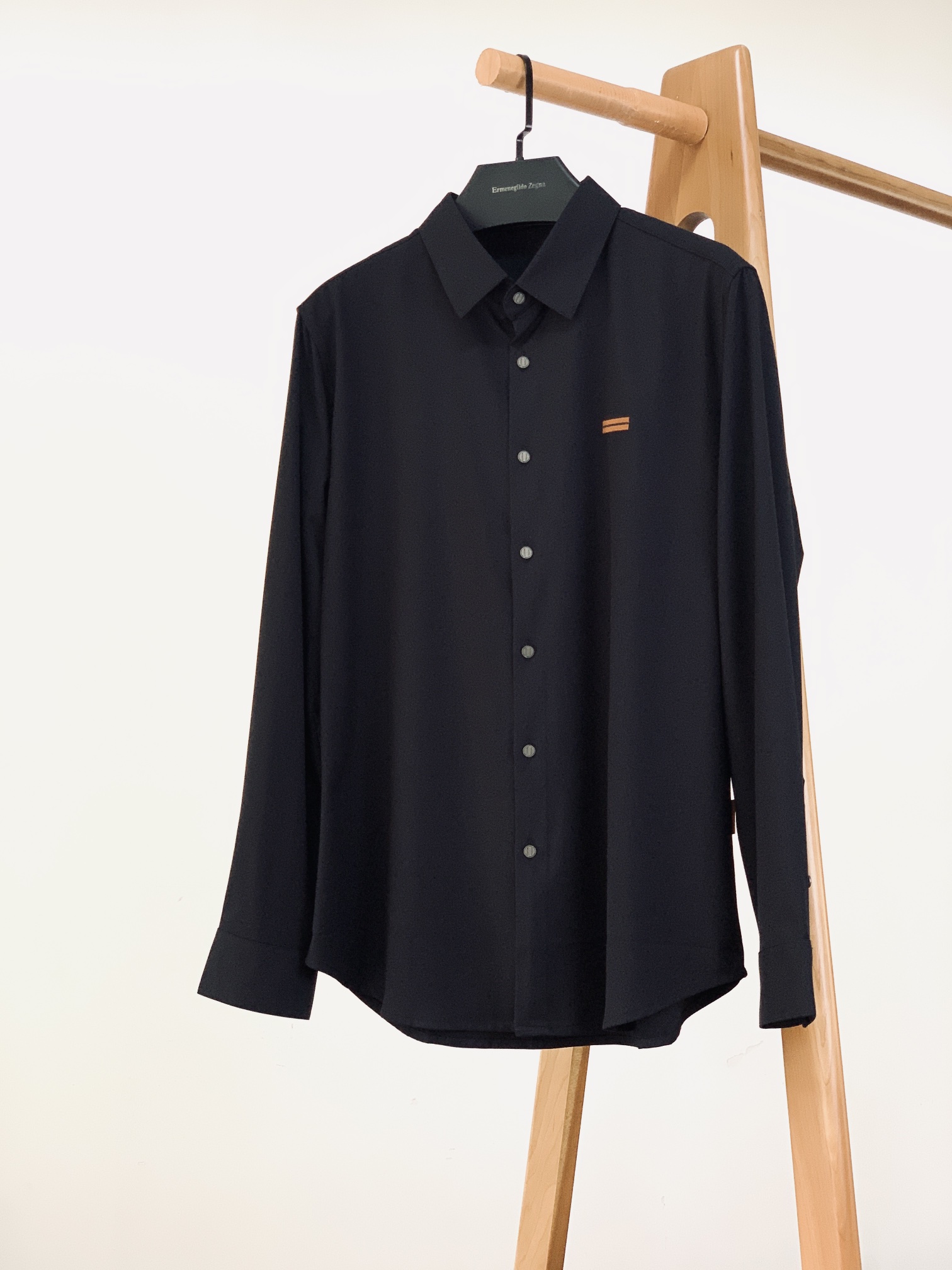 
Ermenegildo Zegna 杰尼亚 2025FW早秋新品 
休闲长袖衬衫。客供御用面料织纹 经