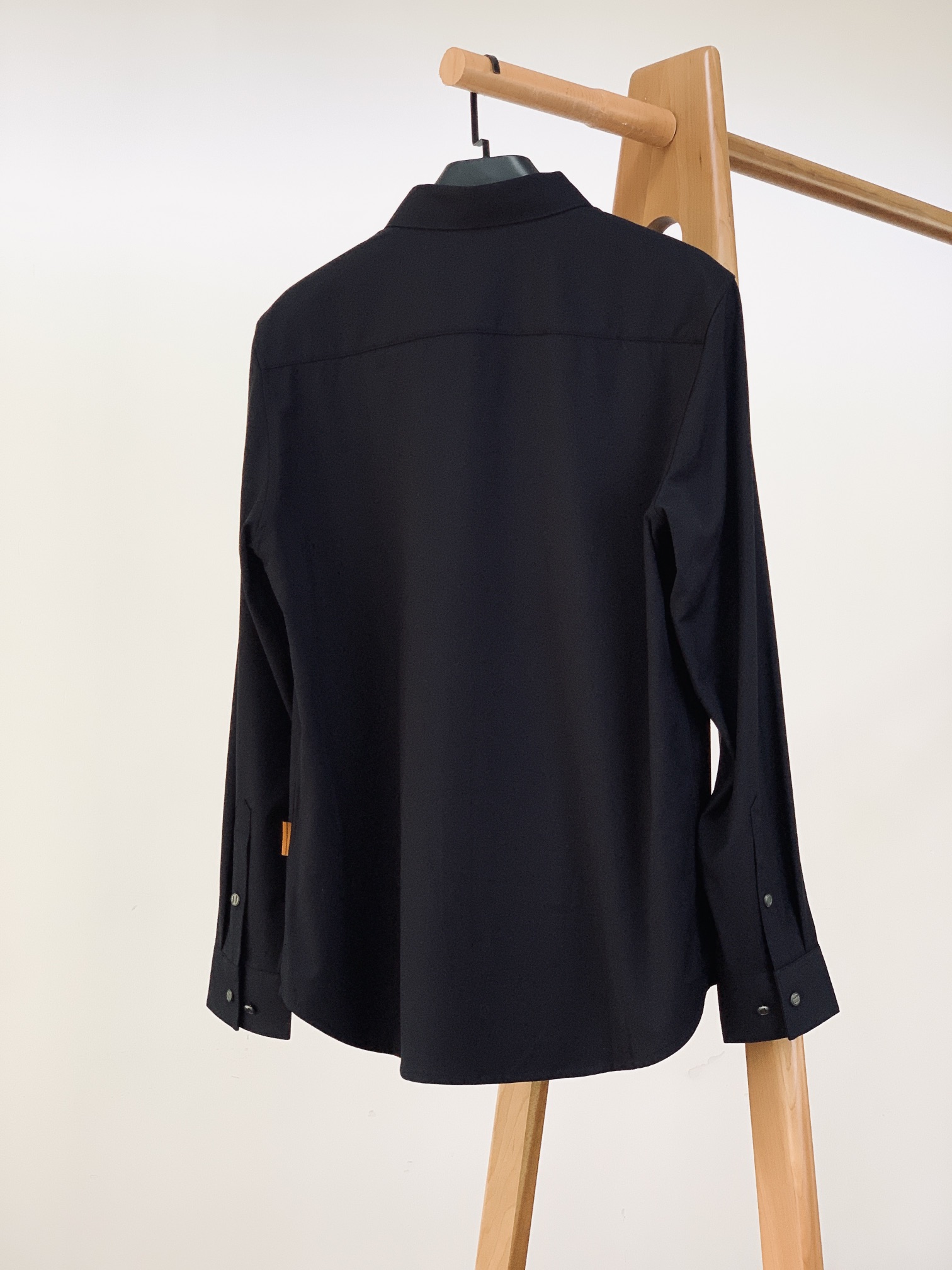 
Ermenegildo Zegna 杰尼亚 2025FW早秋新品 
休闲长袖衬衫。客供御用面料织纹 经