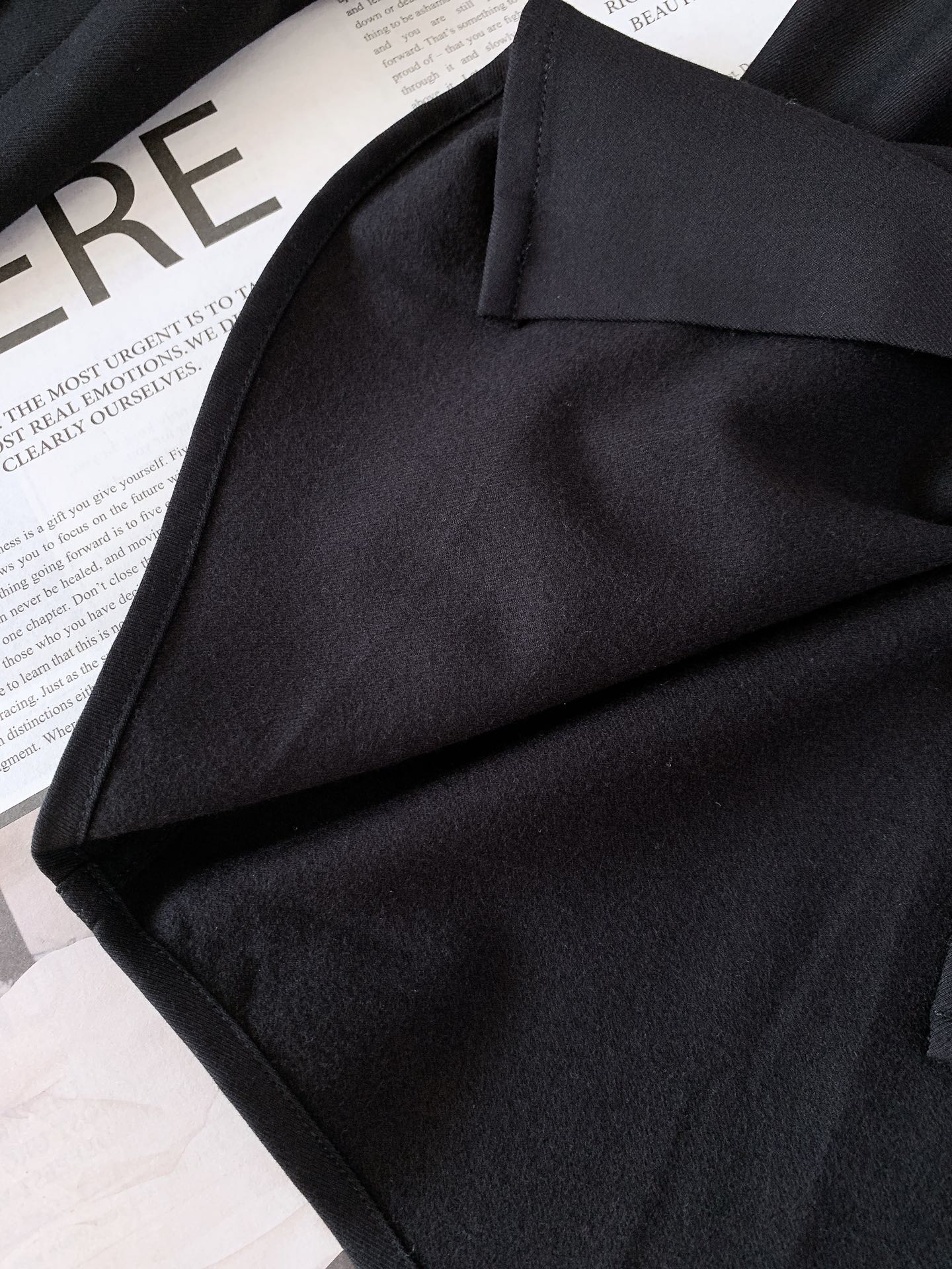 
Ermenegildo Zegna 杰尼亚 2025FW早秋新品 
休闲长袖衬衫。客供御用面料织纹 经