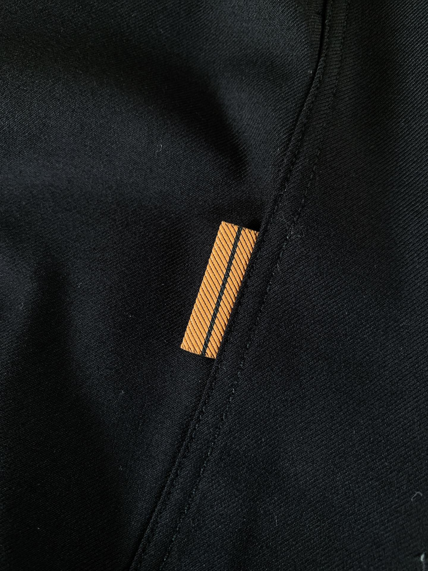 
Ermenegildo Zegna 杰尼亚 2025FW早秋新品 
休闲长袖衬衫。客供御用面料织纹 经