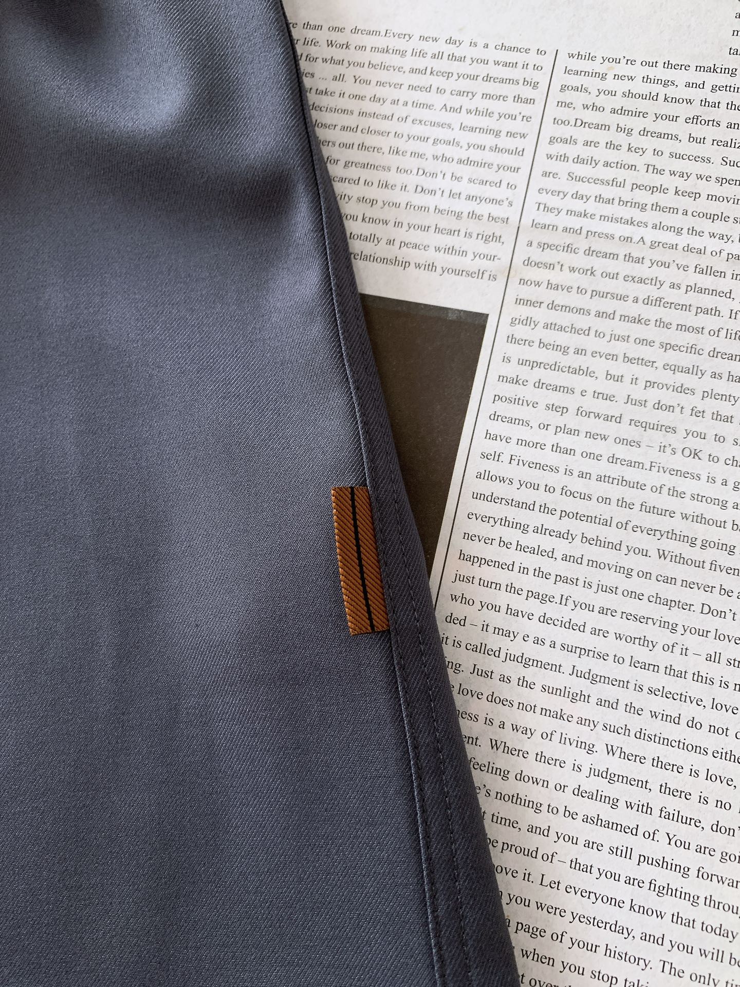 
Ermenegildo Zegna 杰尼亚 2025FW早秋新品 
休闲长袖衬衫。客供御用面料织纹 经