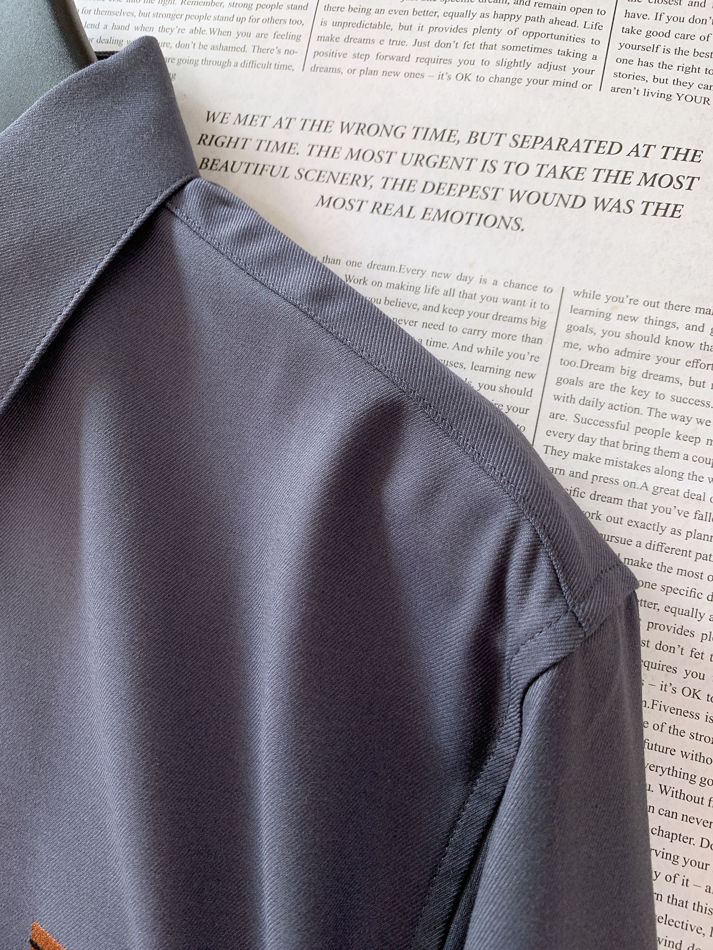 
Ermenegildo Zegna 杰尼亚 2025FW早秋新品 
休闲长袖衬衫。客供御用面料织纹 经