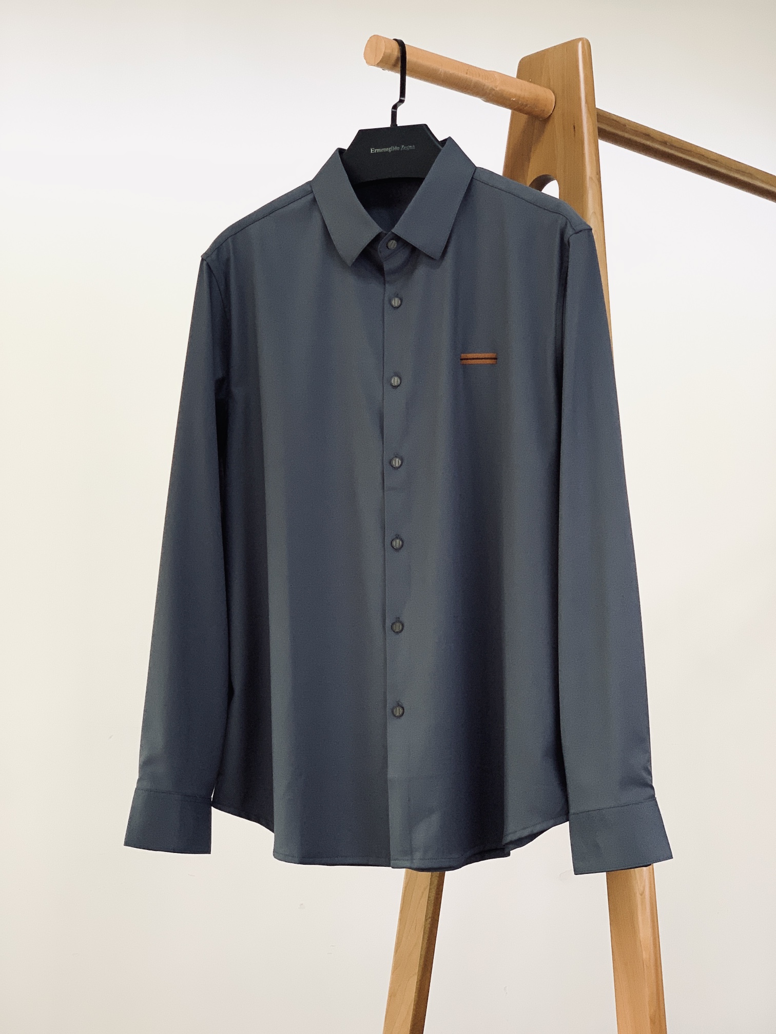 
Ermenegildo Zegna 杰尼亚 2025FW早秋新品 
休闲长袖衬衫。客供御用面料织纹 经